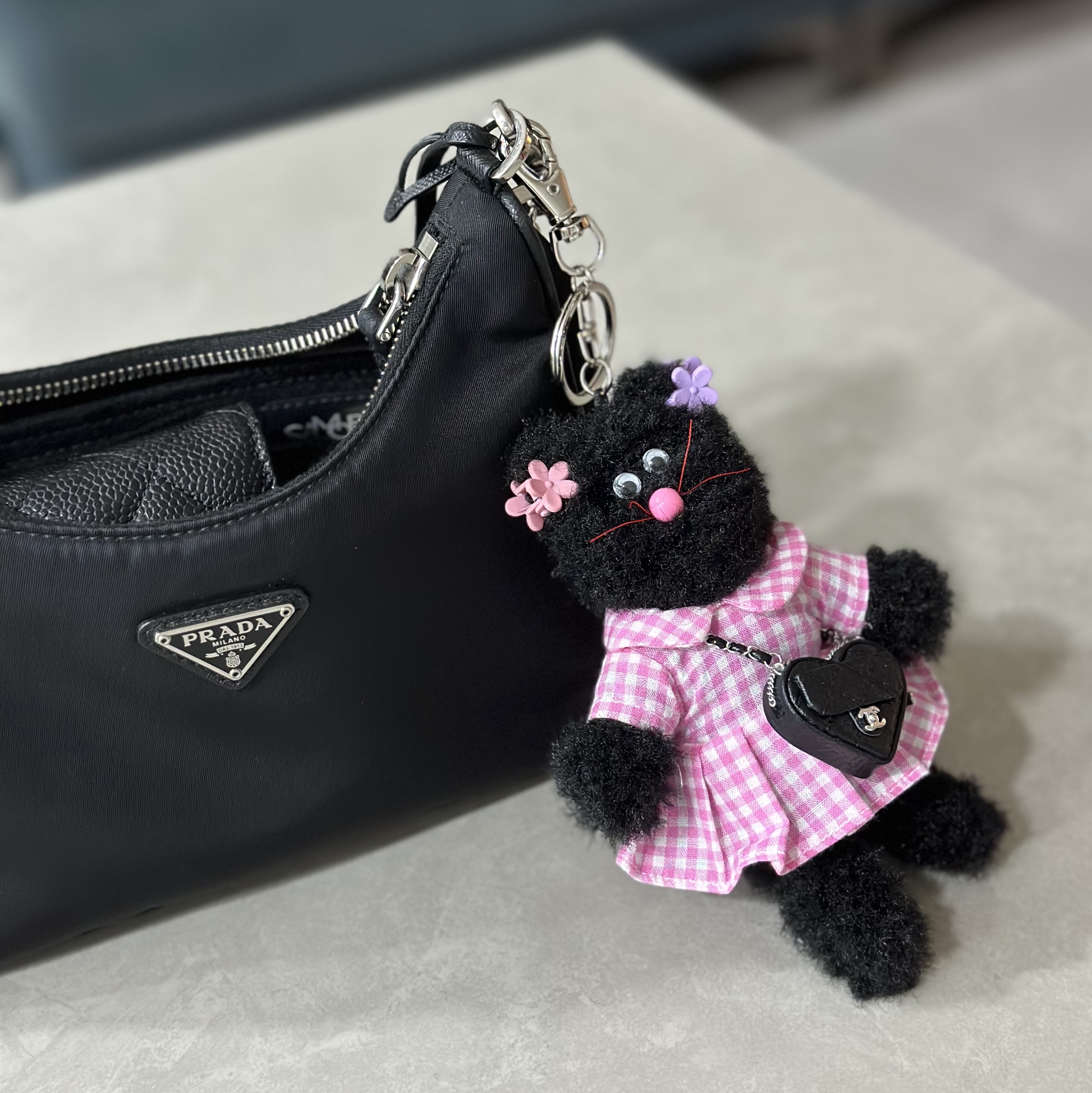 Monamhee Beulpingi Keyring with White Pants Black, Prada Re-Edition 2005 Re-Nylon Shoulder Bag Black 착용 스타일 - 3