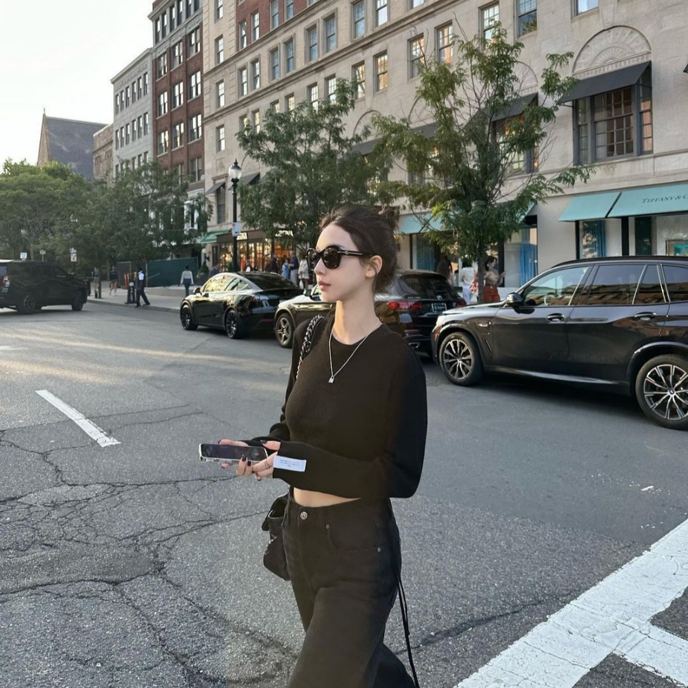 Chanel 19 Maxi Handbag Lambskin & Gold Silver Black 착용 스타일 - 4