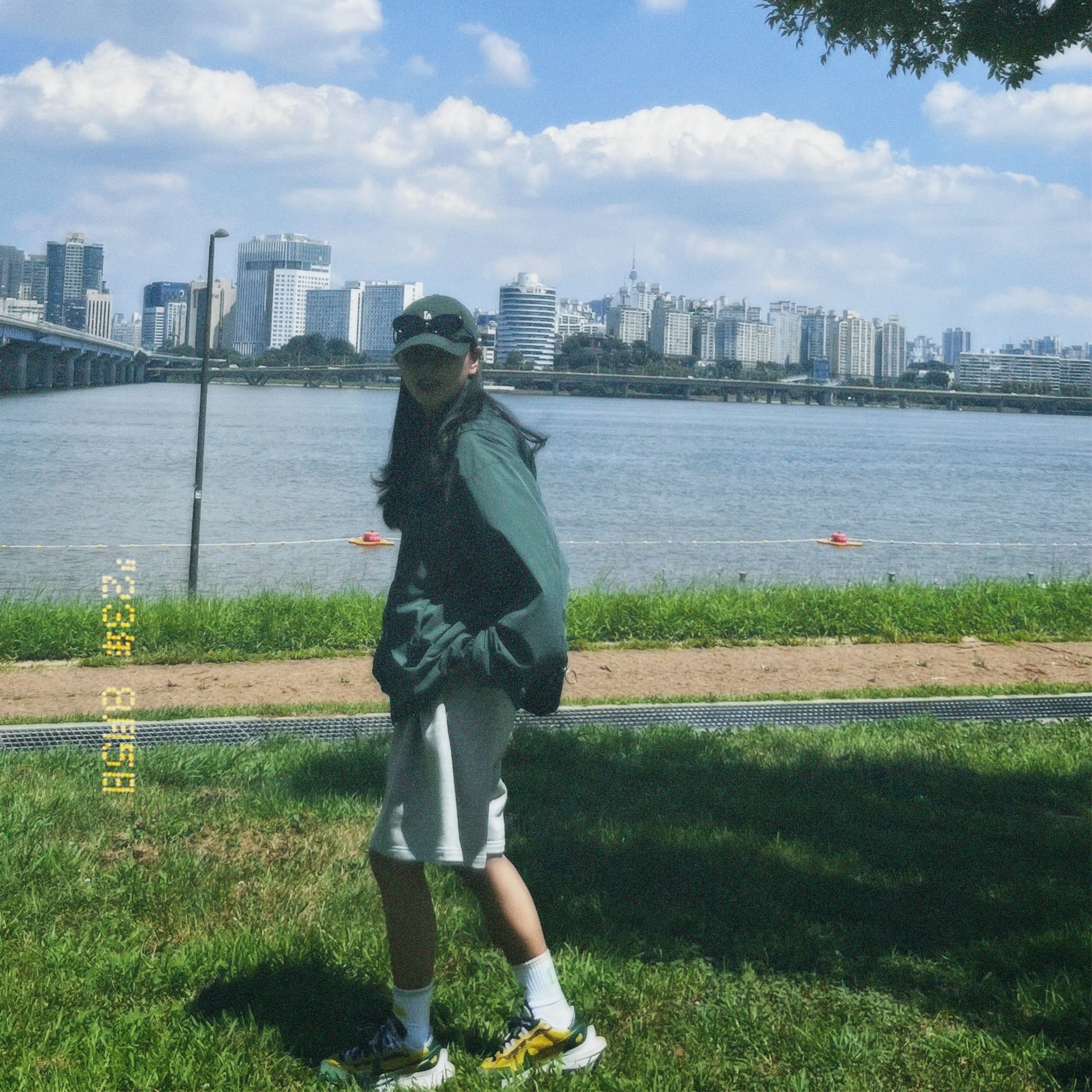 Nike x Sacai VaporWaffle Tour Yellow & Gorge Green Sail, Bbangbbang x Odd Socks Socks Yellow Green 착용 스타일