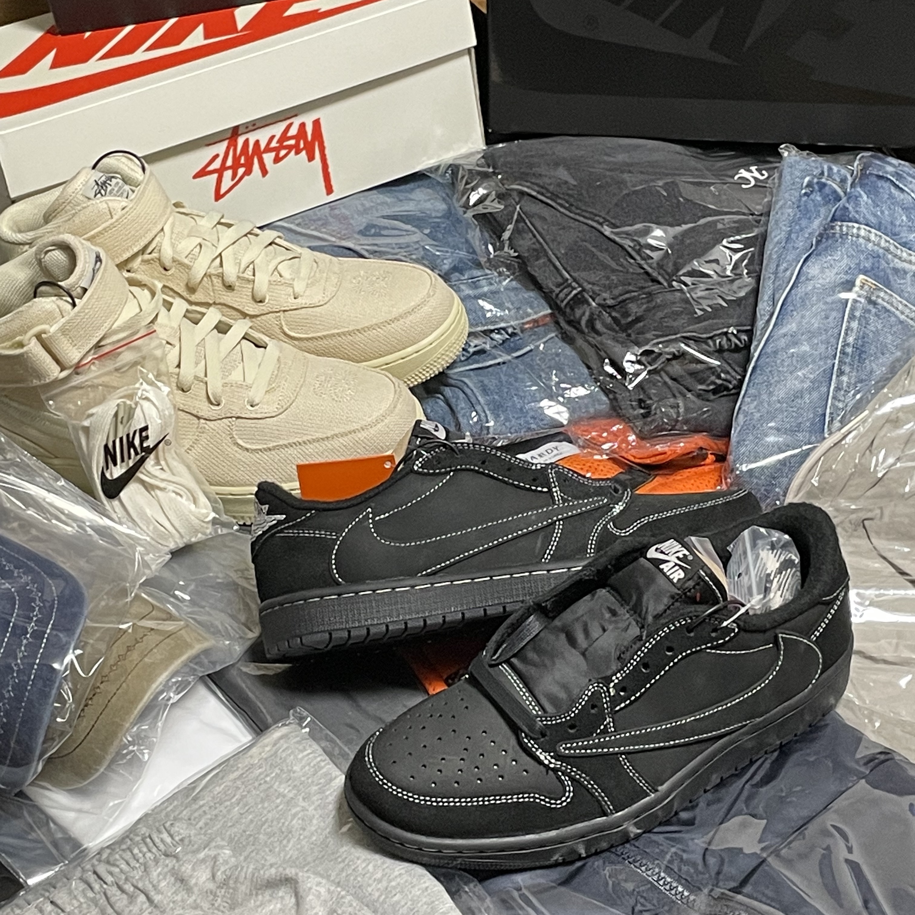 Jordan 1 x Travis Scott Retro Low OG SP Black Phantom, Nike x Stussy Air Force 1 '07 Mid SP Fossil 착용 스타일
