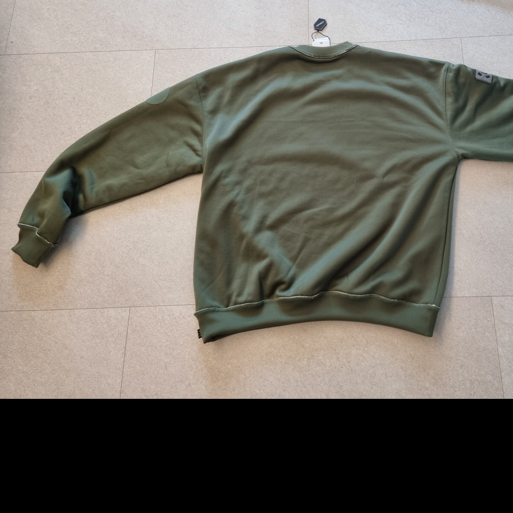 IAB Studio x D.P. Reversible Sweatshirt Oatmeal Ranger Green 착용 스타일 - 4