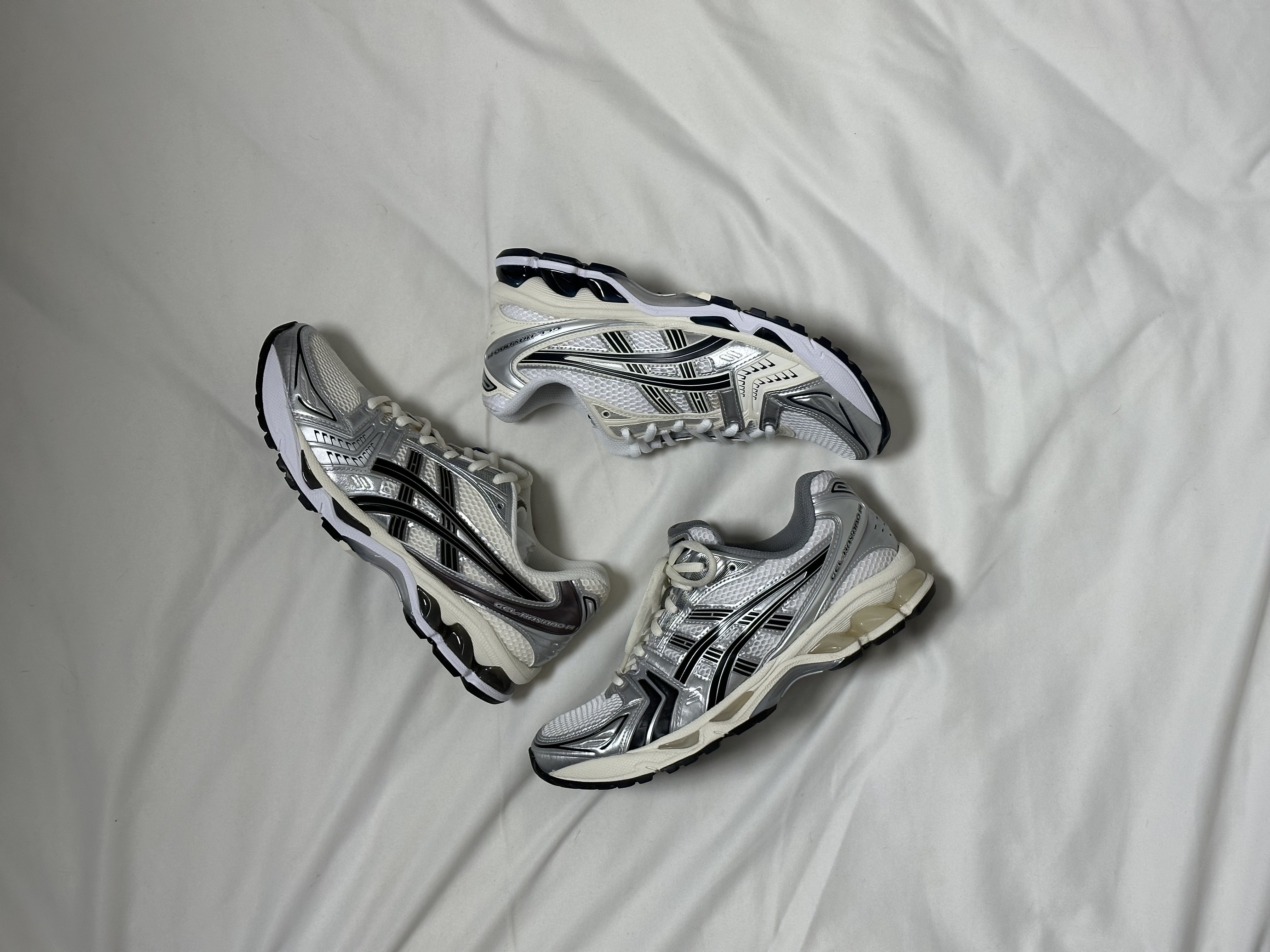 Asics Gel-Kayano 14 Cream Black, (W) Asics Gel-Kayano 14 White Midnight 착용 스타일 - 1