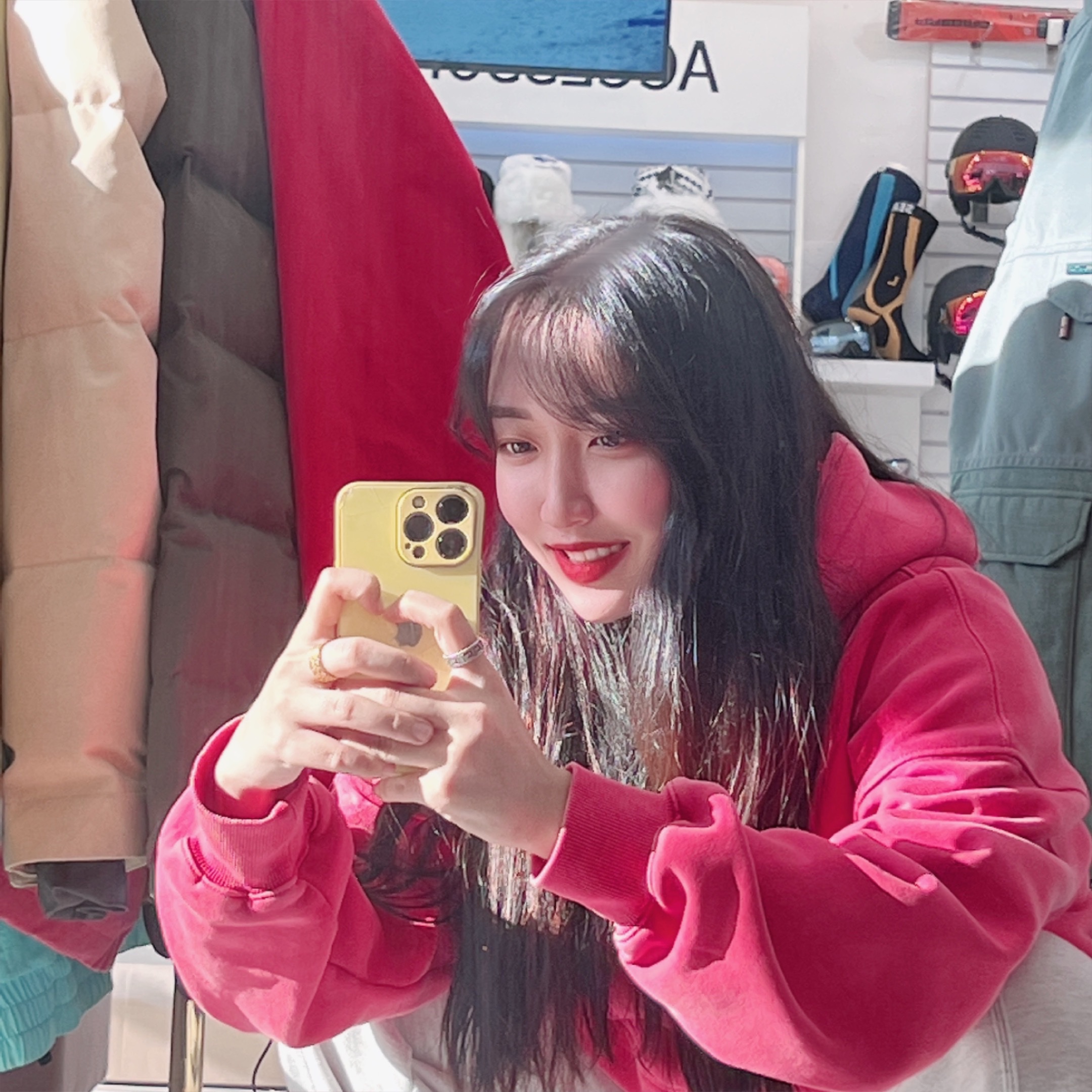 IAB Studio Pigment Hoodie Coral 착용 스타일