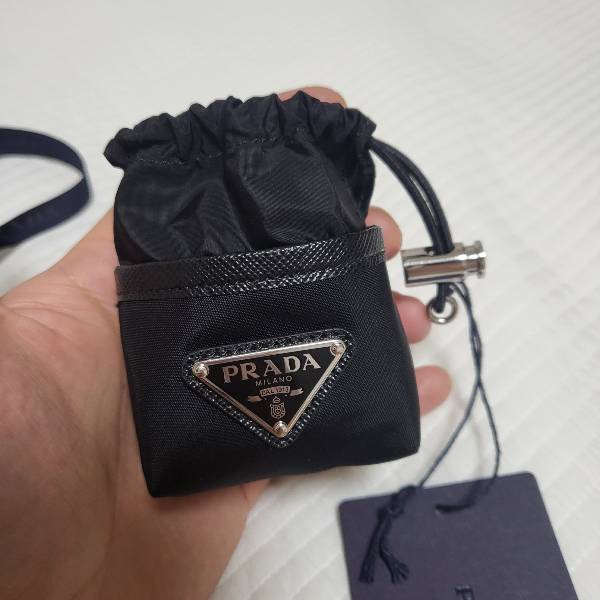 Prada Triangle Logo Pouch Keyring Black 착용 스타일 - 2