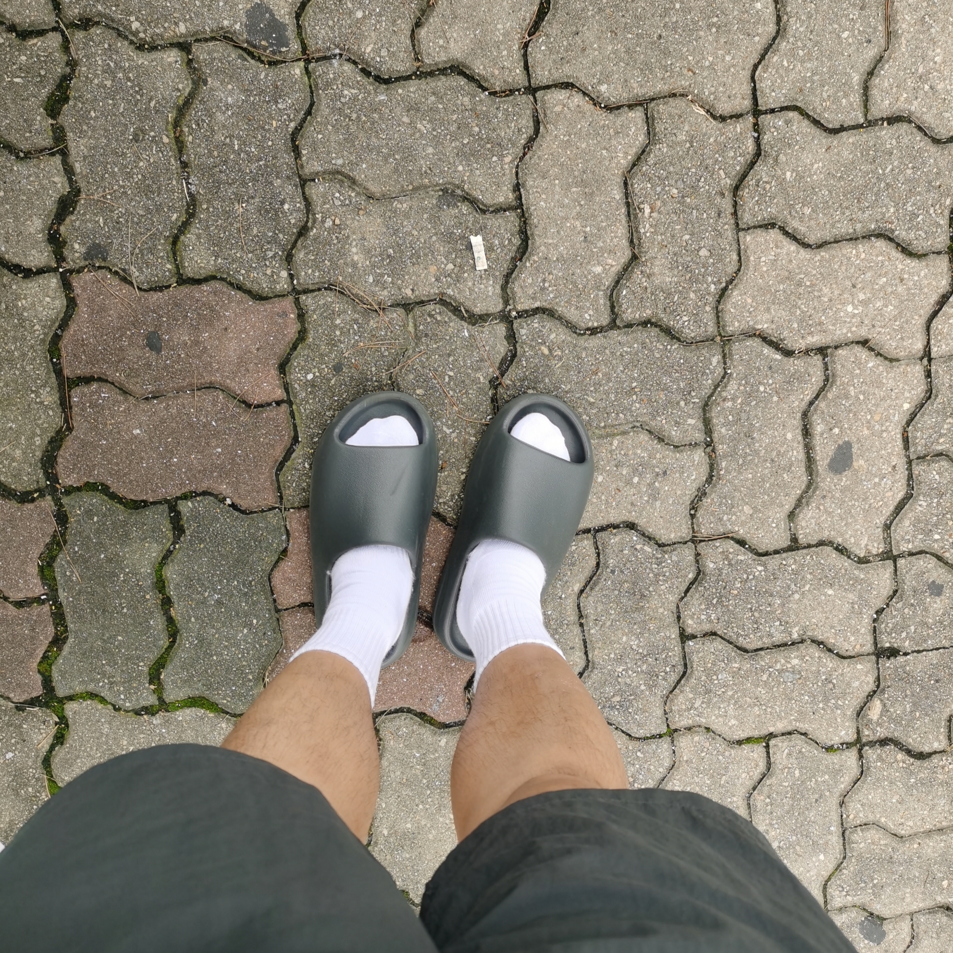 Adidas Yeezy Slide Slate Grey 착용 스타일