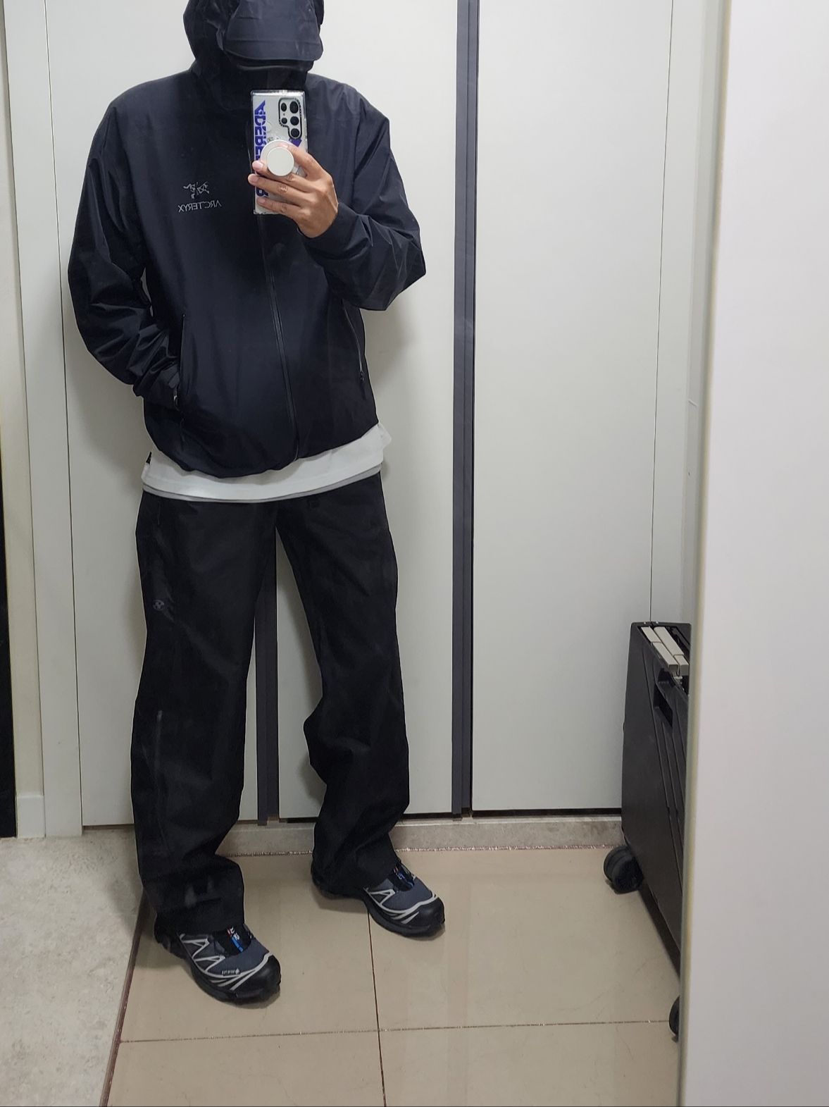 Arc'teryx Beta LT Jacket Black, Salomon XT-6 Gore-Tex Black Ebony 착용 스타일 - 2