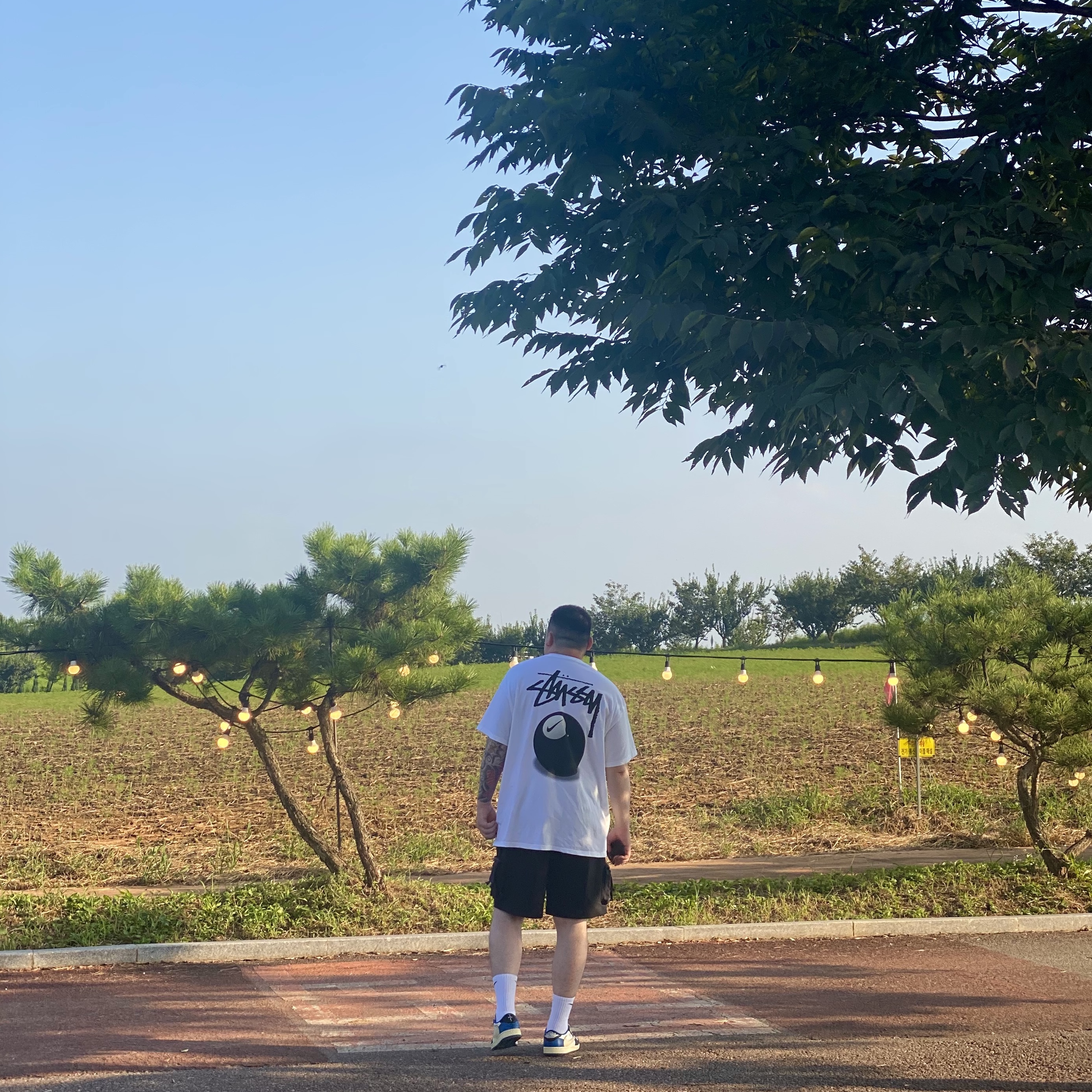 Nike x Stussy NRG FL SS 8 Ball T-Shirt White (DO9322-100), Jordan 1 x Travis Scott x Fragment Retro Low OG SP Military Blue 착용 스타일 - 3
