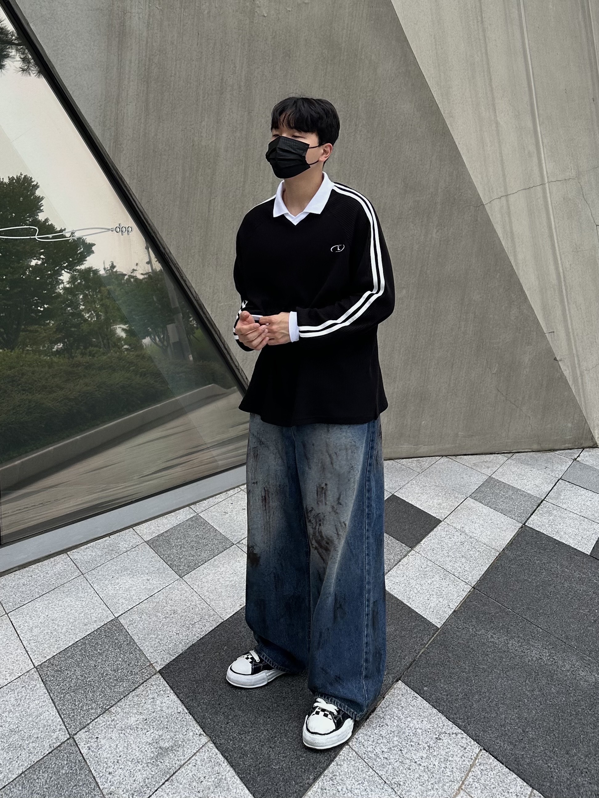 Maison Mihara Yasuhiro Peterson OG Sole Canvas Low Sneakers Black, Maison Mihara Yasuhiro Blakey OG Sole Canvas Low-top Sneakers Black White 착용 스타일 - 1