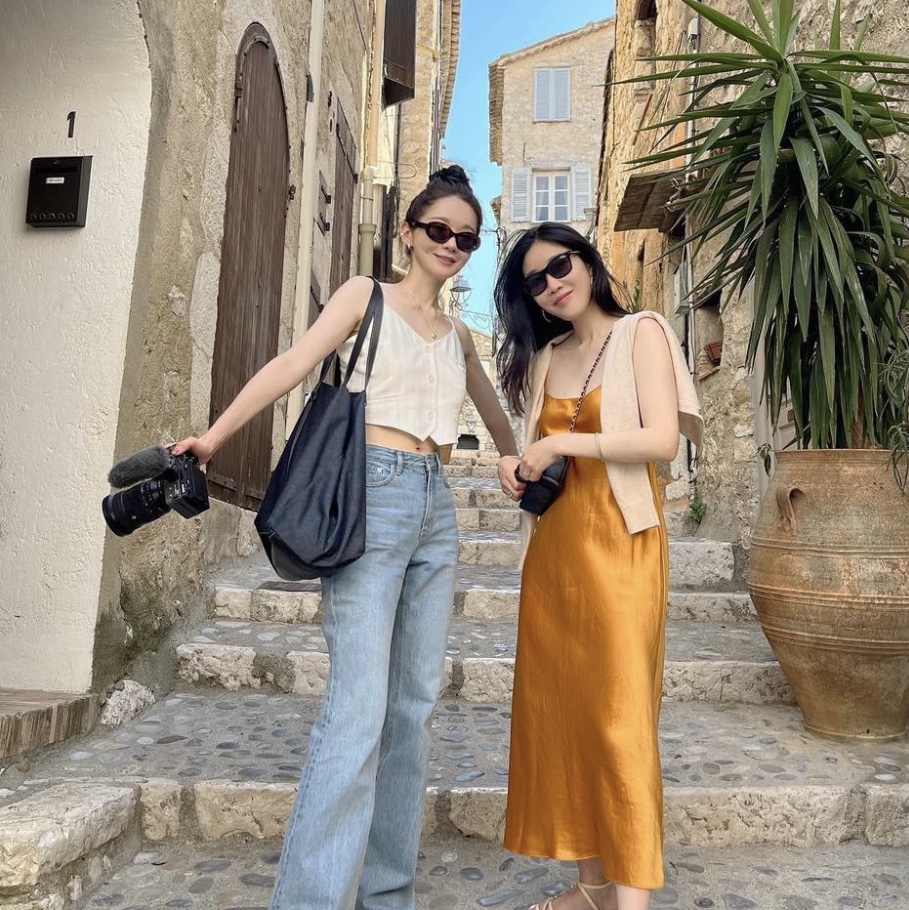 (W) Celine Slides Tippi in Vegetal Calfskin Tan 착용 스타일 - 4