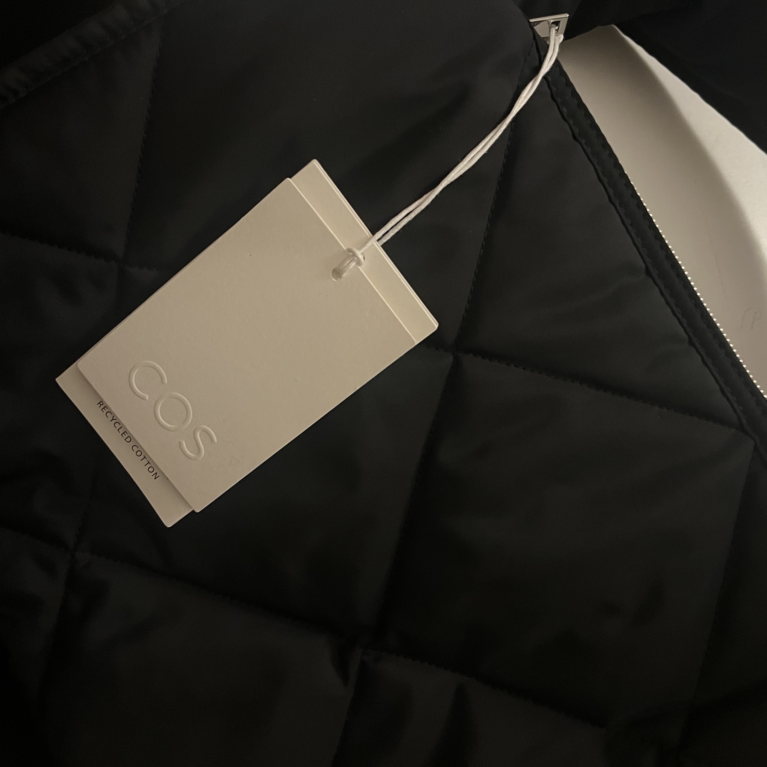 COS Diamond Quilted Hand Bag Black 착용 스타일 - 1