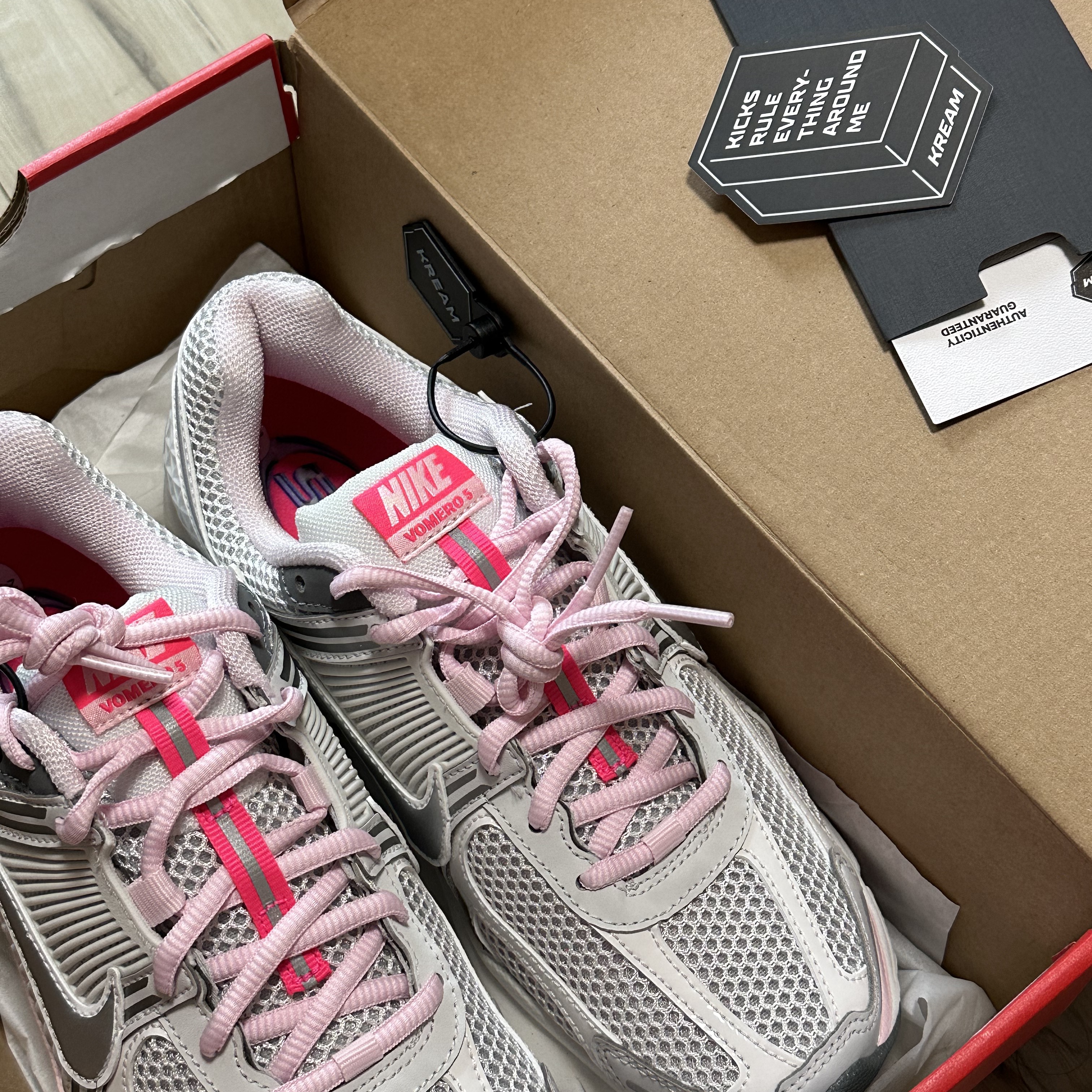 (W) Nike Zoom Vomero 5 Photon Dust Metallic Silver 착용 스타일 - 1