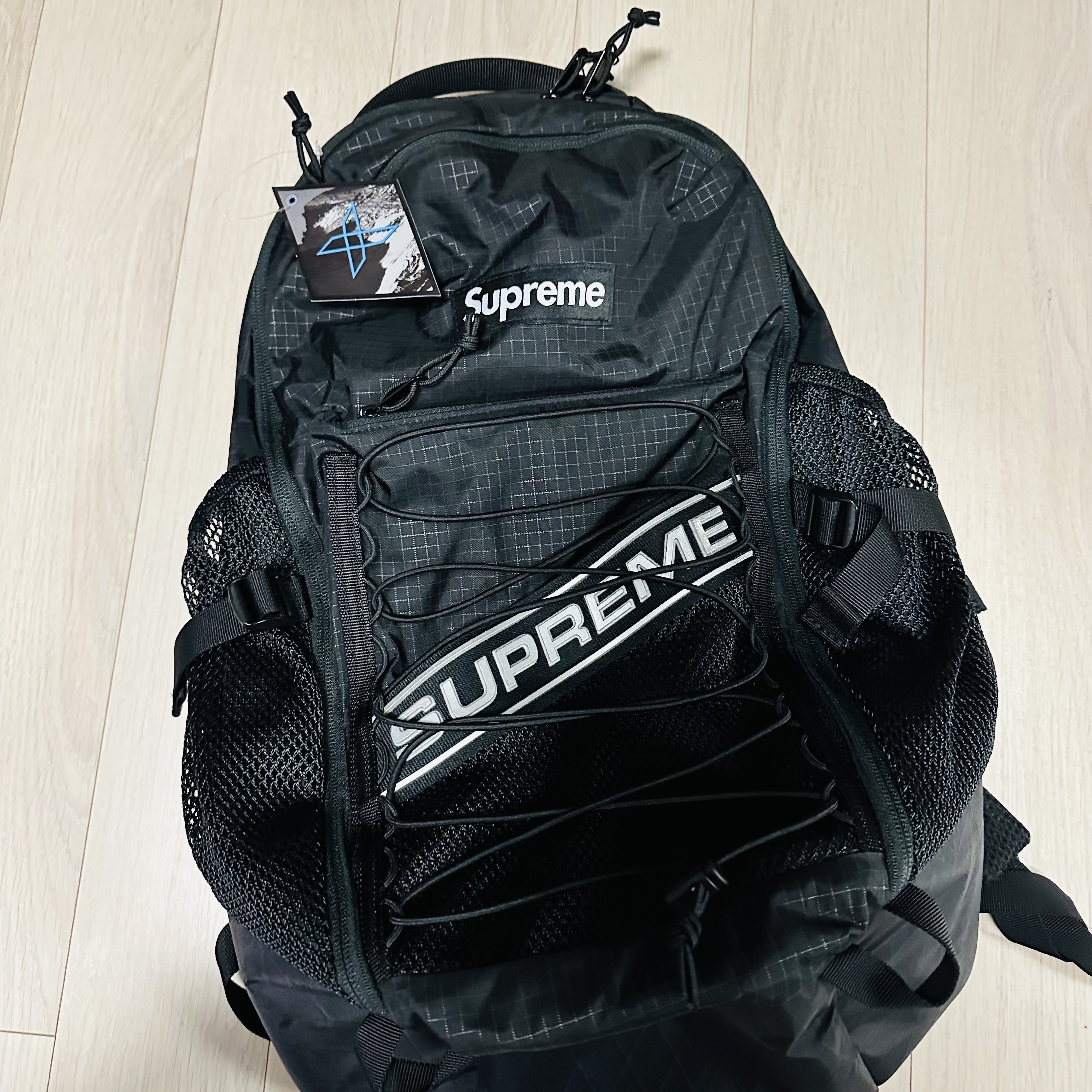 Supreme Backpack Black - 23FW, Gregory x Thisisneverthat Daypack Green 착용 스타일 - 1