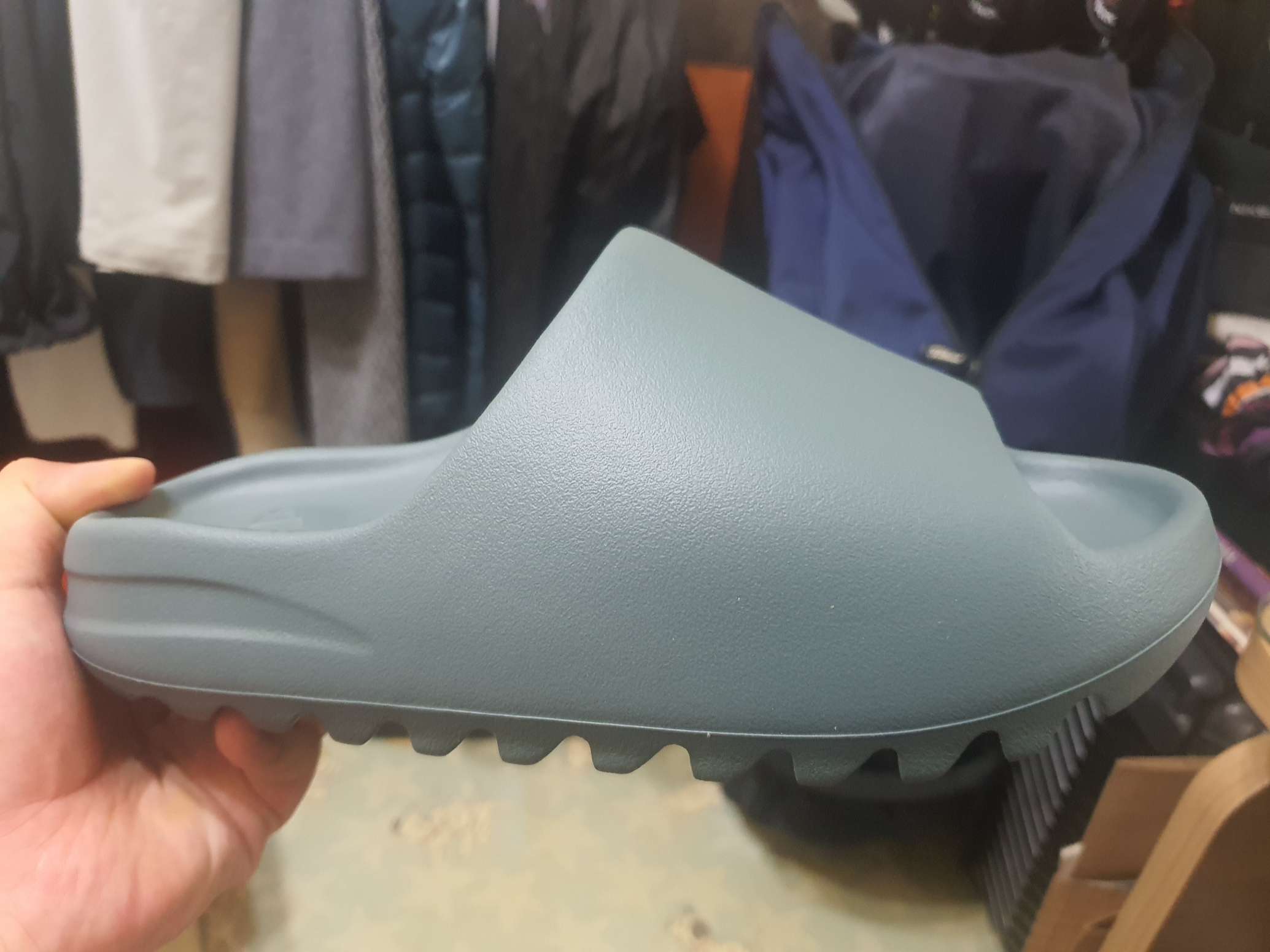 Adidas Yeezy Slide Slate Marine 착용 스타일