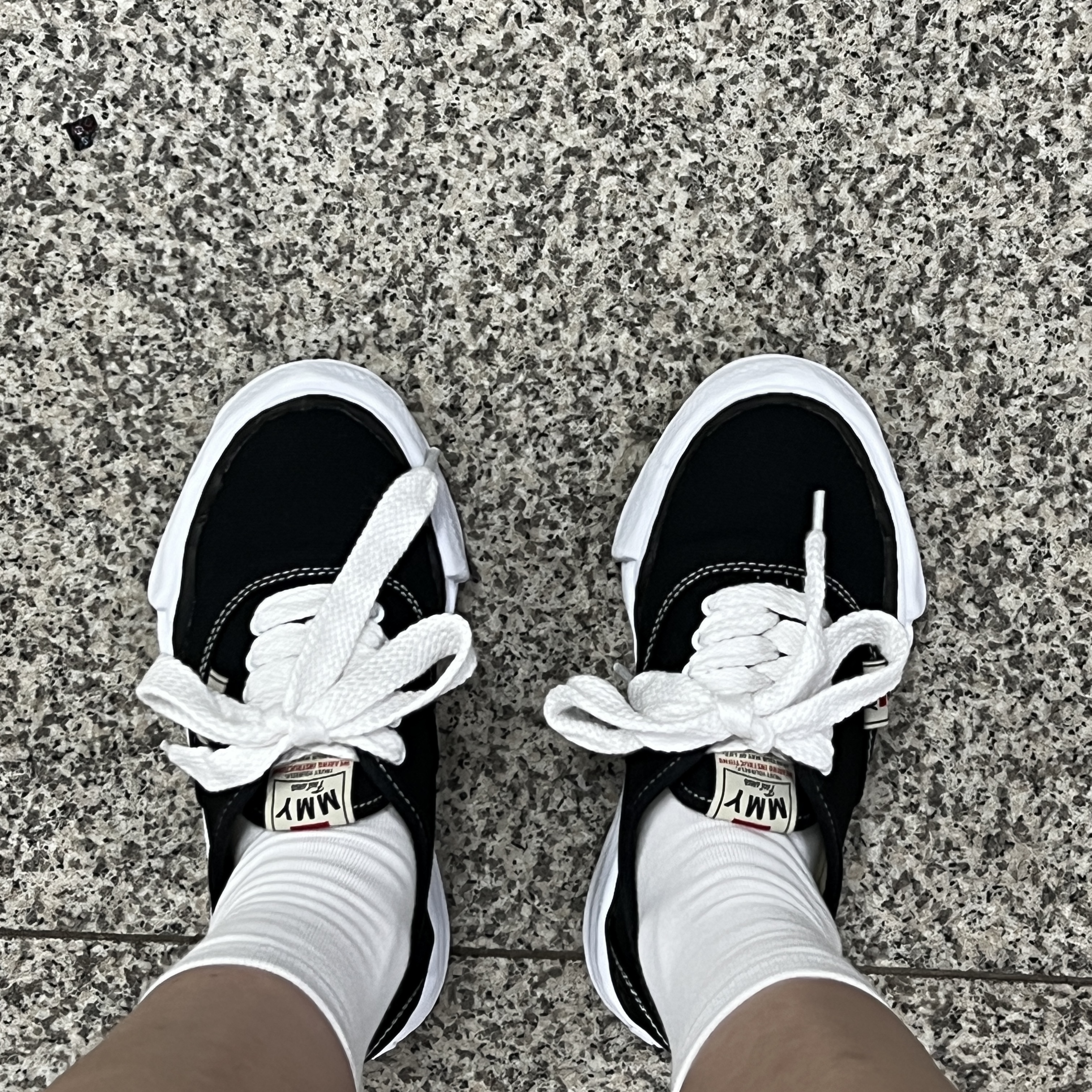 Maison Mihara Yasuhiro Baker OG Sole Canvas Low Cut Sneakers Black 착용 스타일 - 1