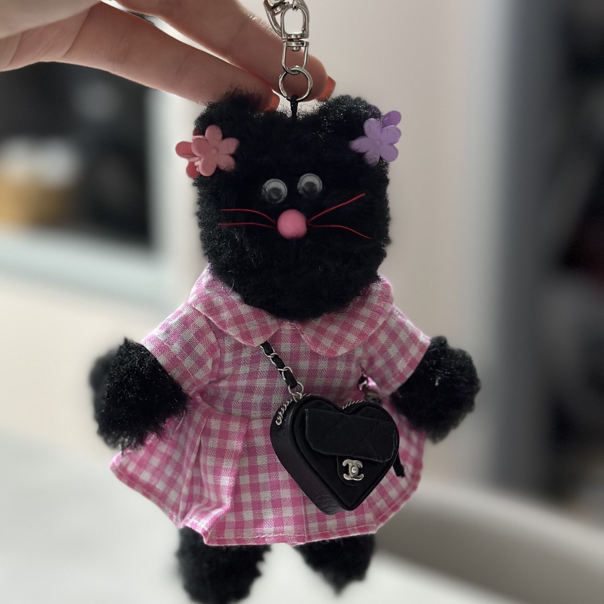 Monamhee Beulpingi Keyring with White Pants Black, Prada Re-Edition 2005 Re-Nylon Shoulder Bag Black 착용 스타일 - 1