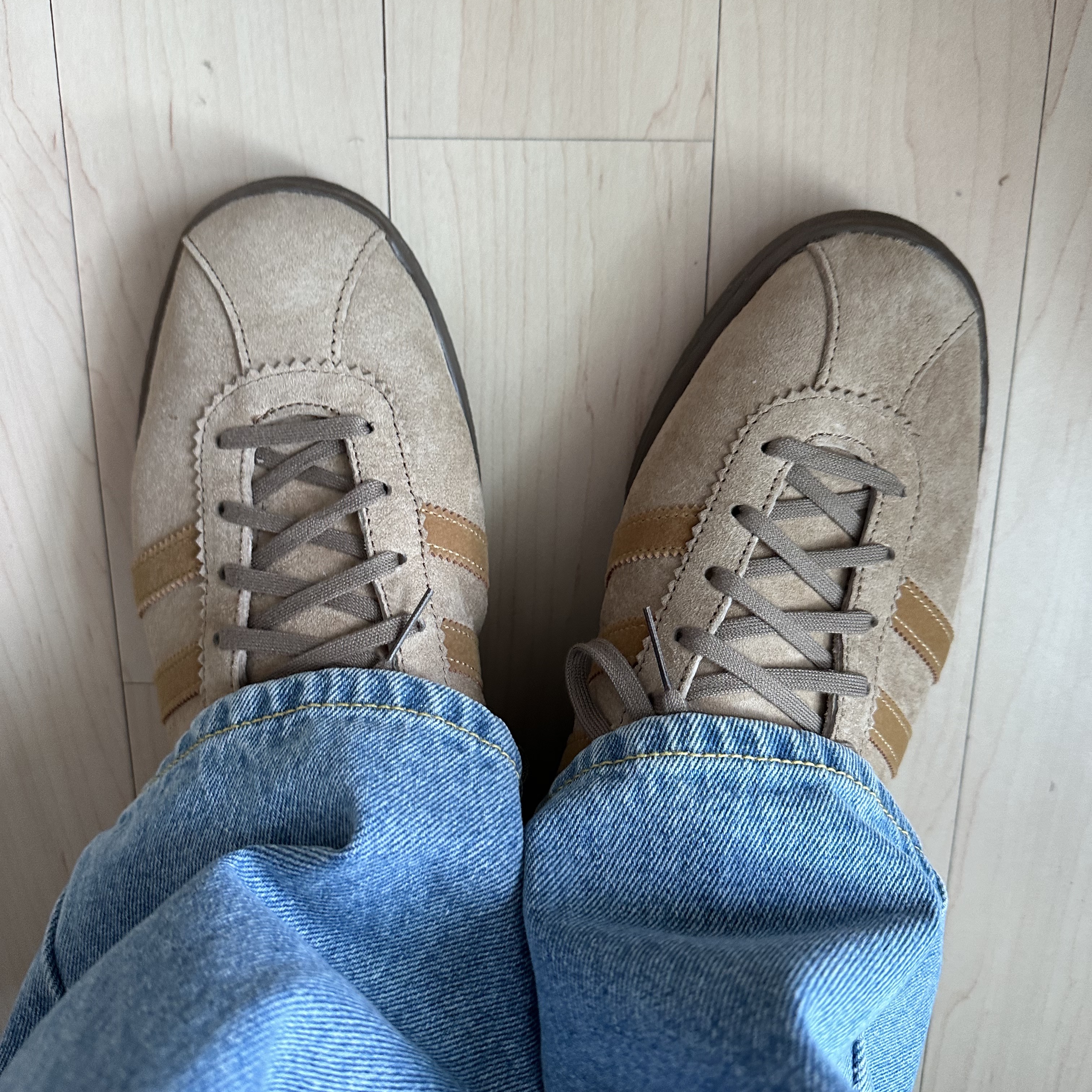Adidas Tobacco Pantone Mesa 착용 스타일
