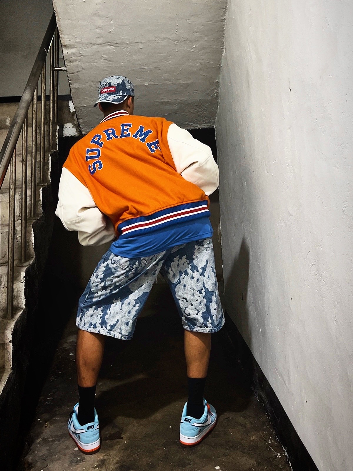 Supreme Flames Jacquard Denim Camp Cap Washed Indigo - 23SS, Supreme Flames Jacquard Baggy Denim Shorts Washed Indigo - 23SS 착용 스타일 - 1