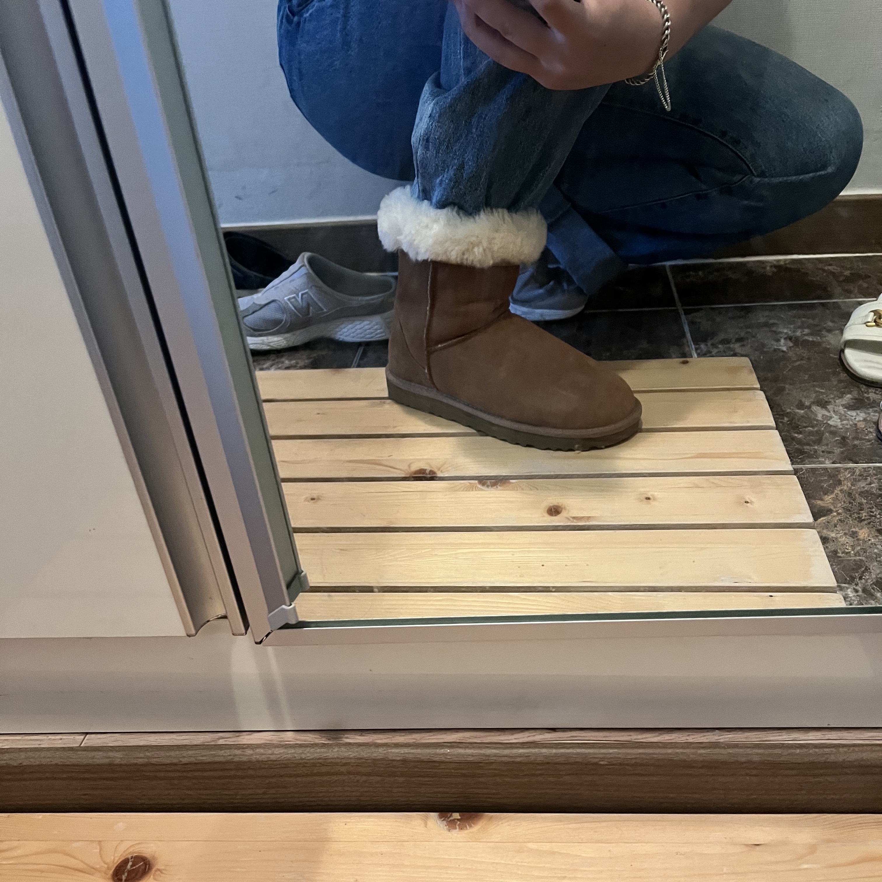 (W) UGG Classic Short II Boots Chestnut, New Balance 2002R Mule Gray 착용 스타일