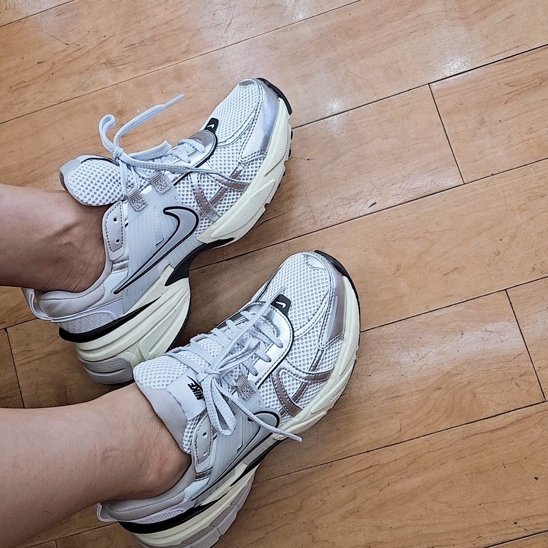 Nike V2K Run Summit White Metallic Silver 착용 스타일