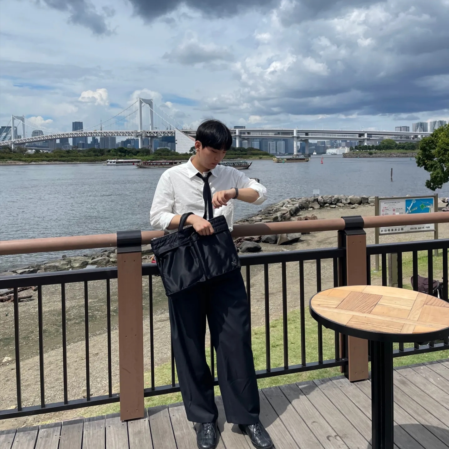 Porter Tanker Short Helmet Bag Black 착용 스타일 - 2