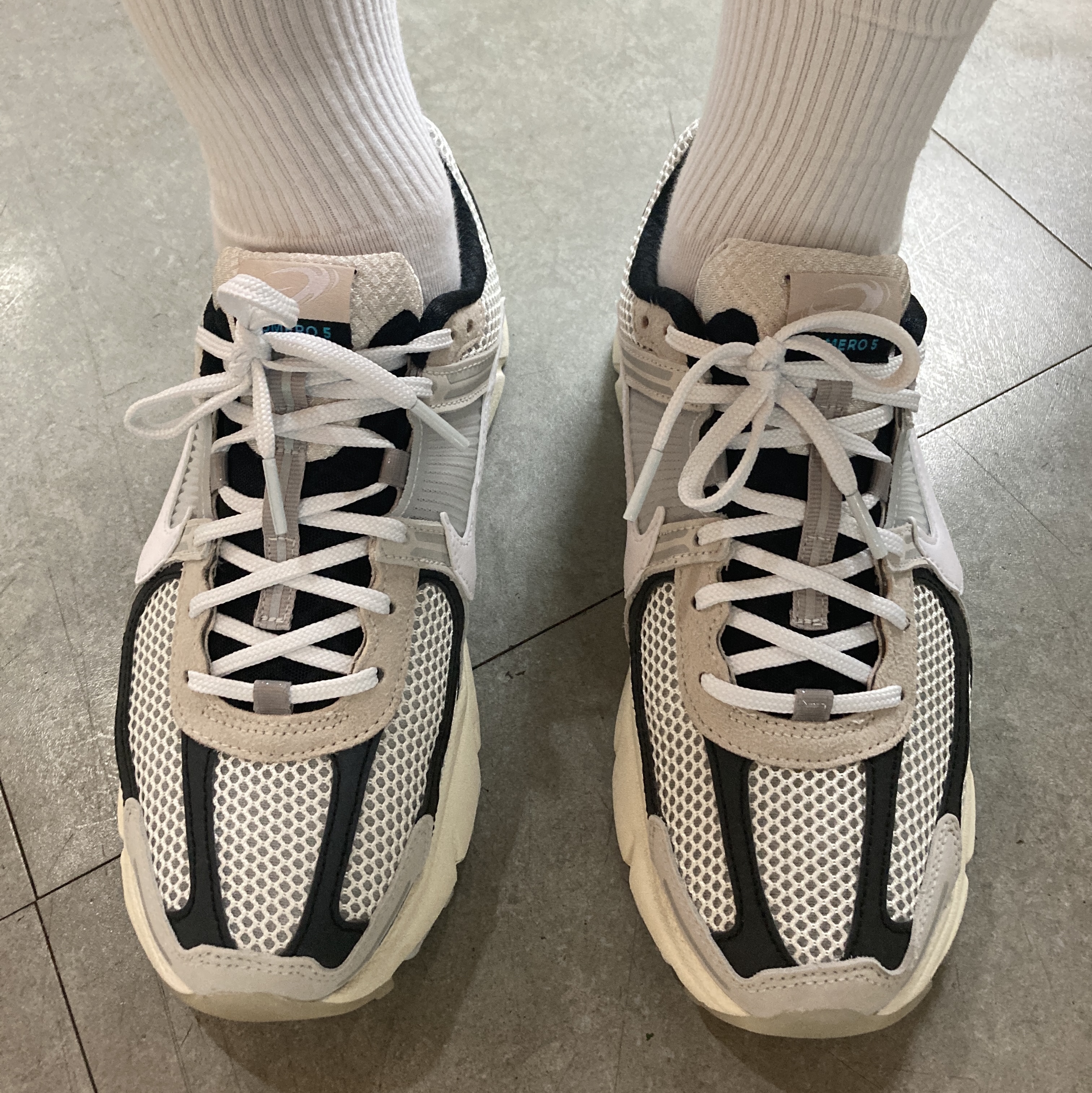 Nike Zoom Vomero 5 Light Bone and Black 착용 스타일