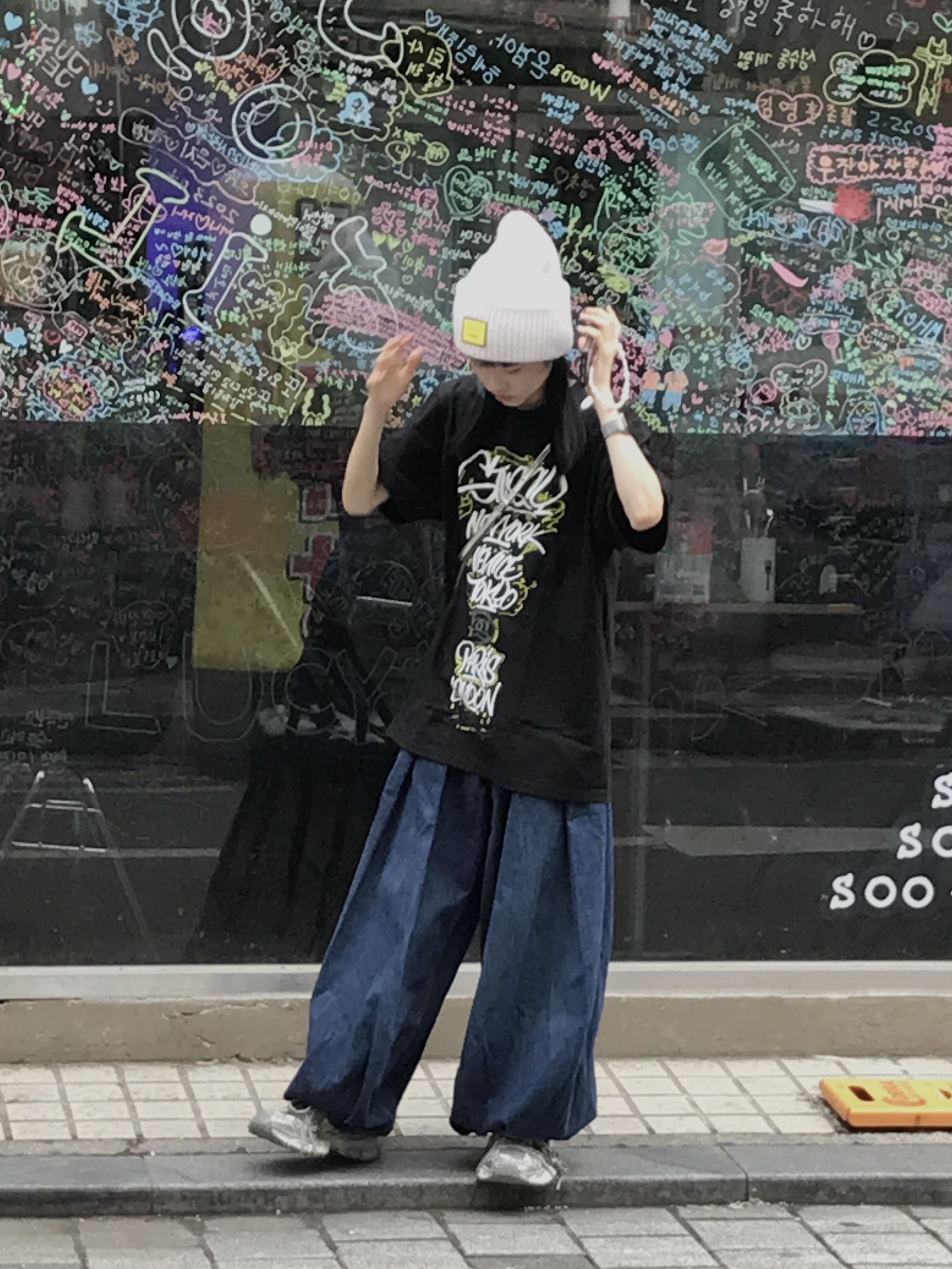 Stussy x Born X Raised Handstyles T-Shirt Black, Diesel 1DR Mini Bag in Mirrored Leather Silver 착용 스타일 - 2