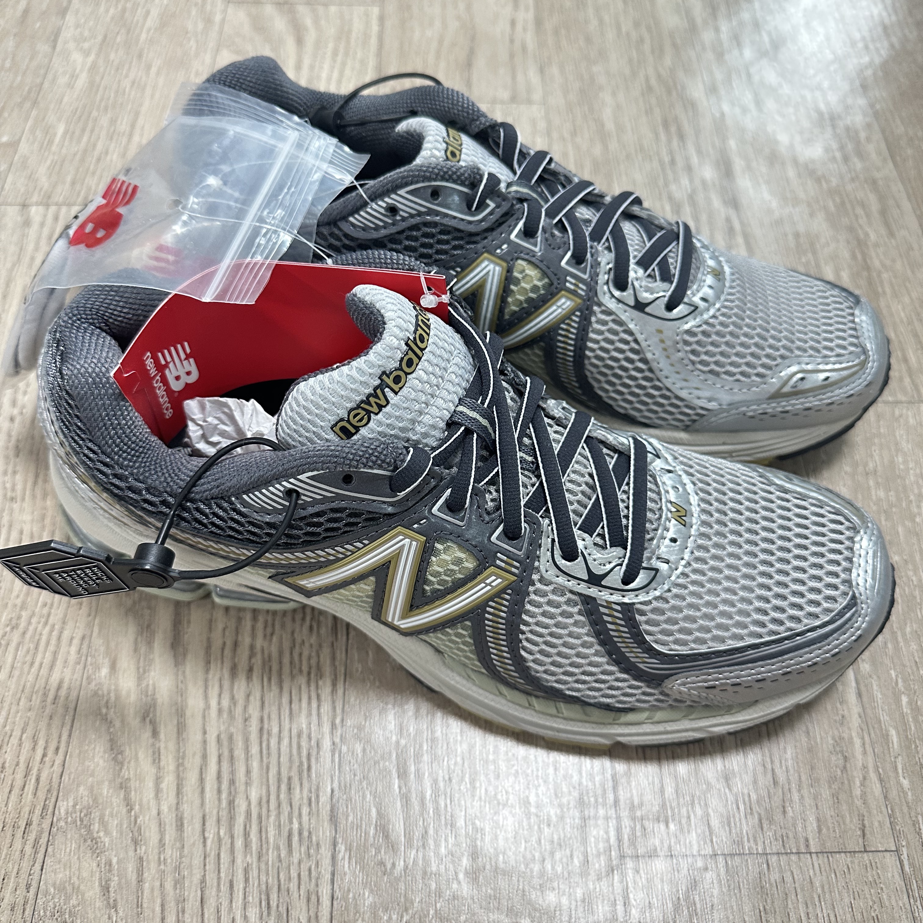 New Balance 860v2 Earth 착용 스타일 - 1
