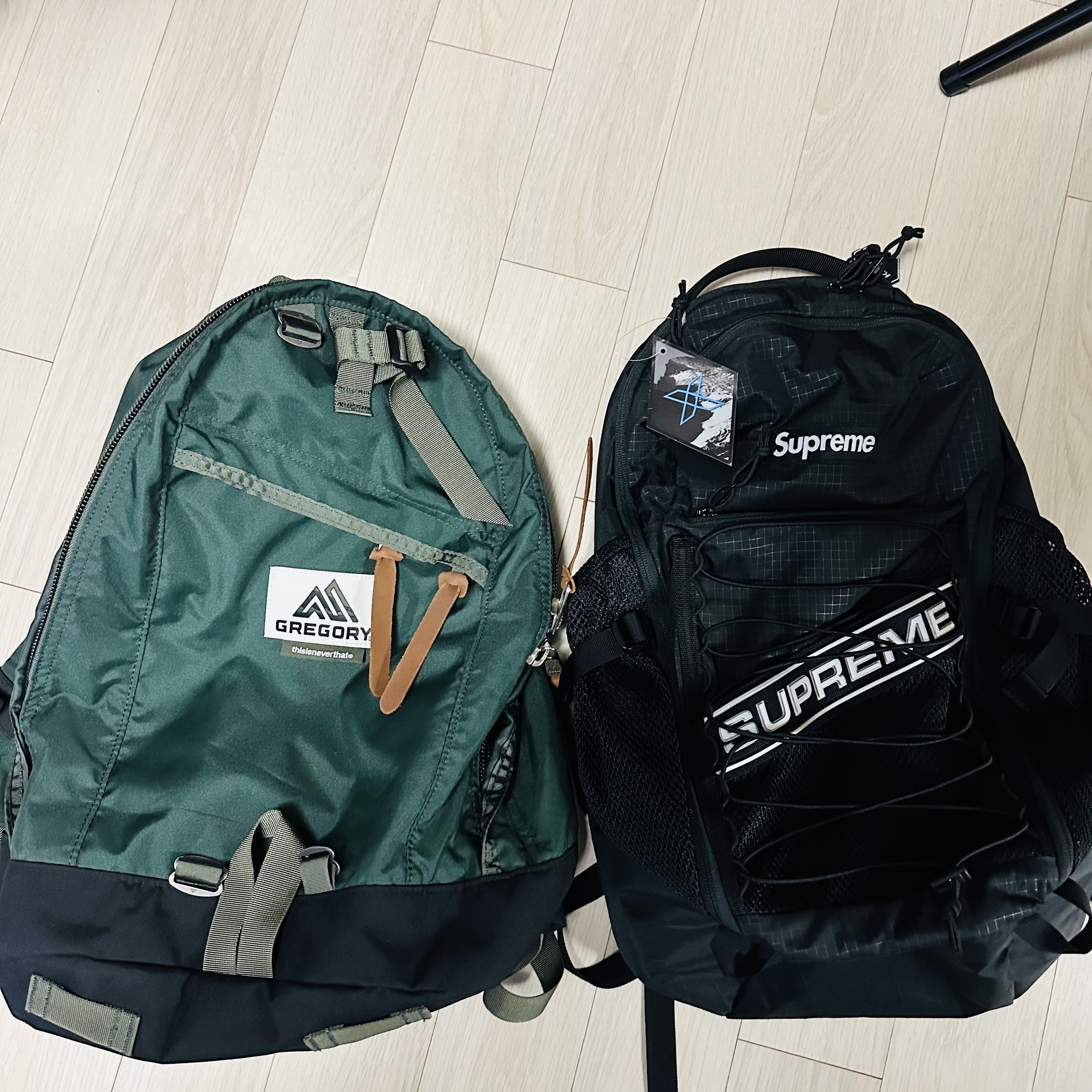 Supreme Backpack Black - 23FW, Gregory x Thisisneverthat Daypack Green 착용 스타일 - 2
