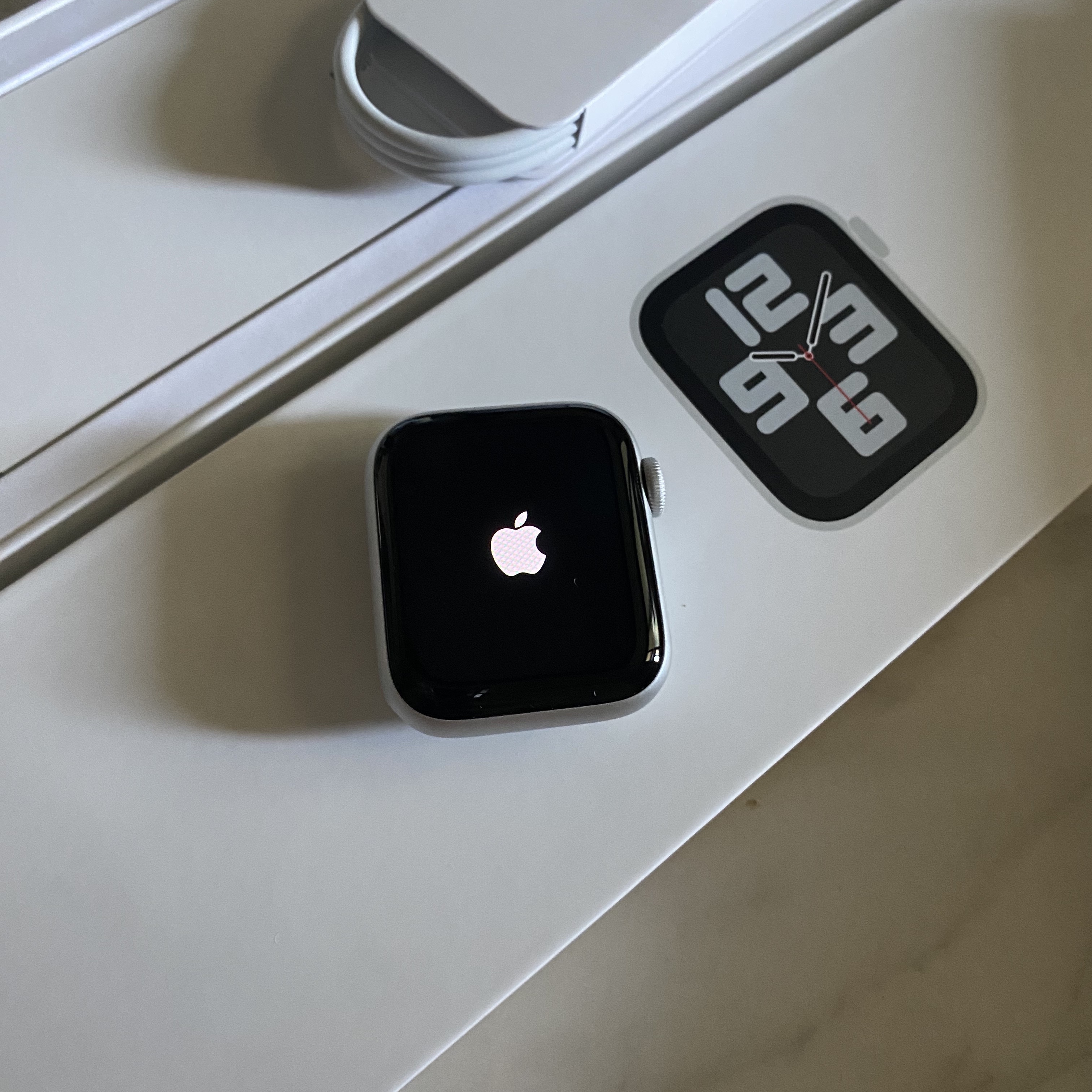 Apple Watch SE 40mm GPS Silver Aluminum Case with Sport Band White (Korean Ver.) 착용 스타일 - 2
