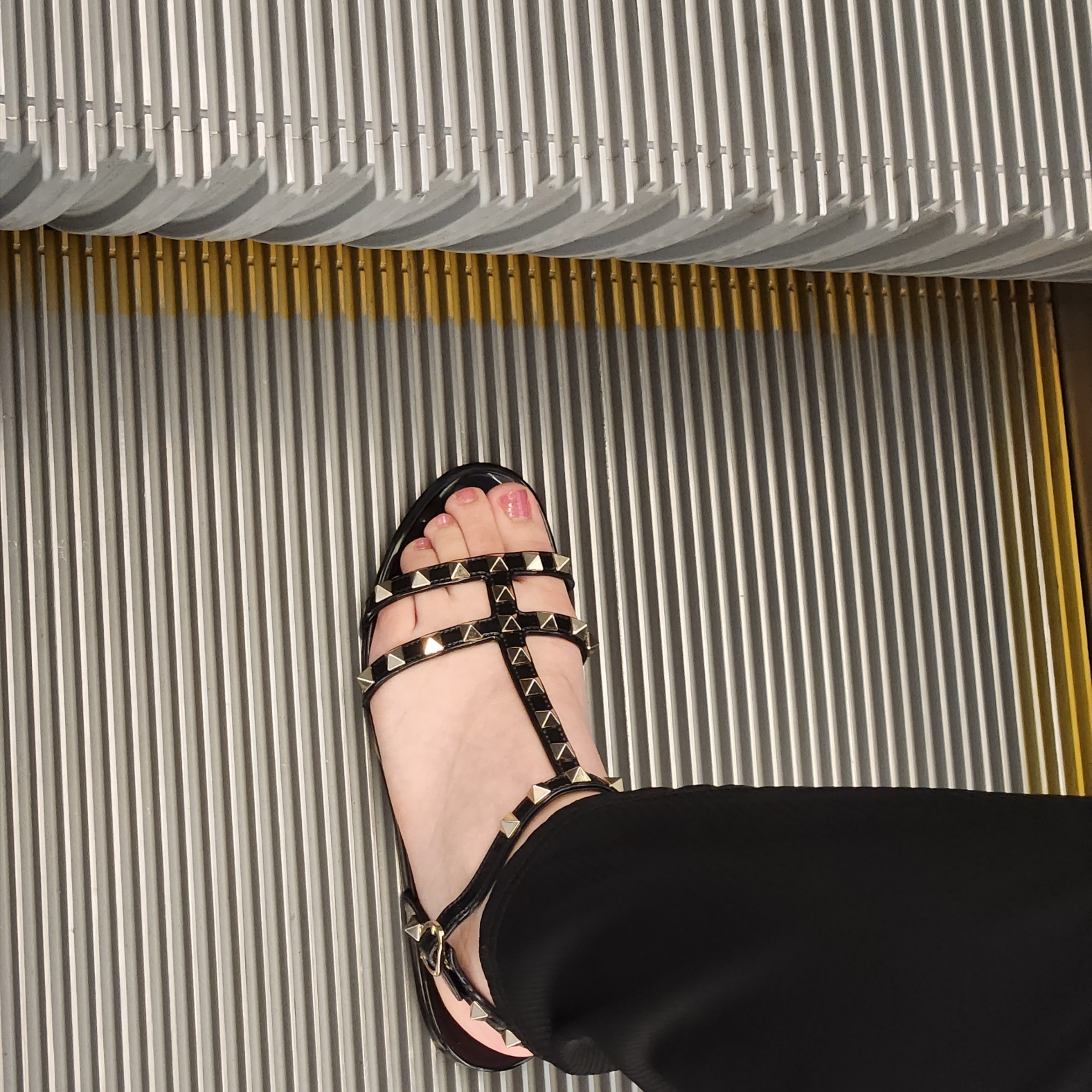 (W) Valentino Rockstud Flat Rubber Sandal Black 착용 스타일