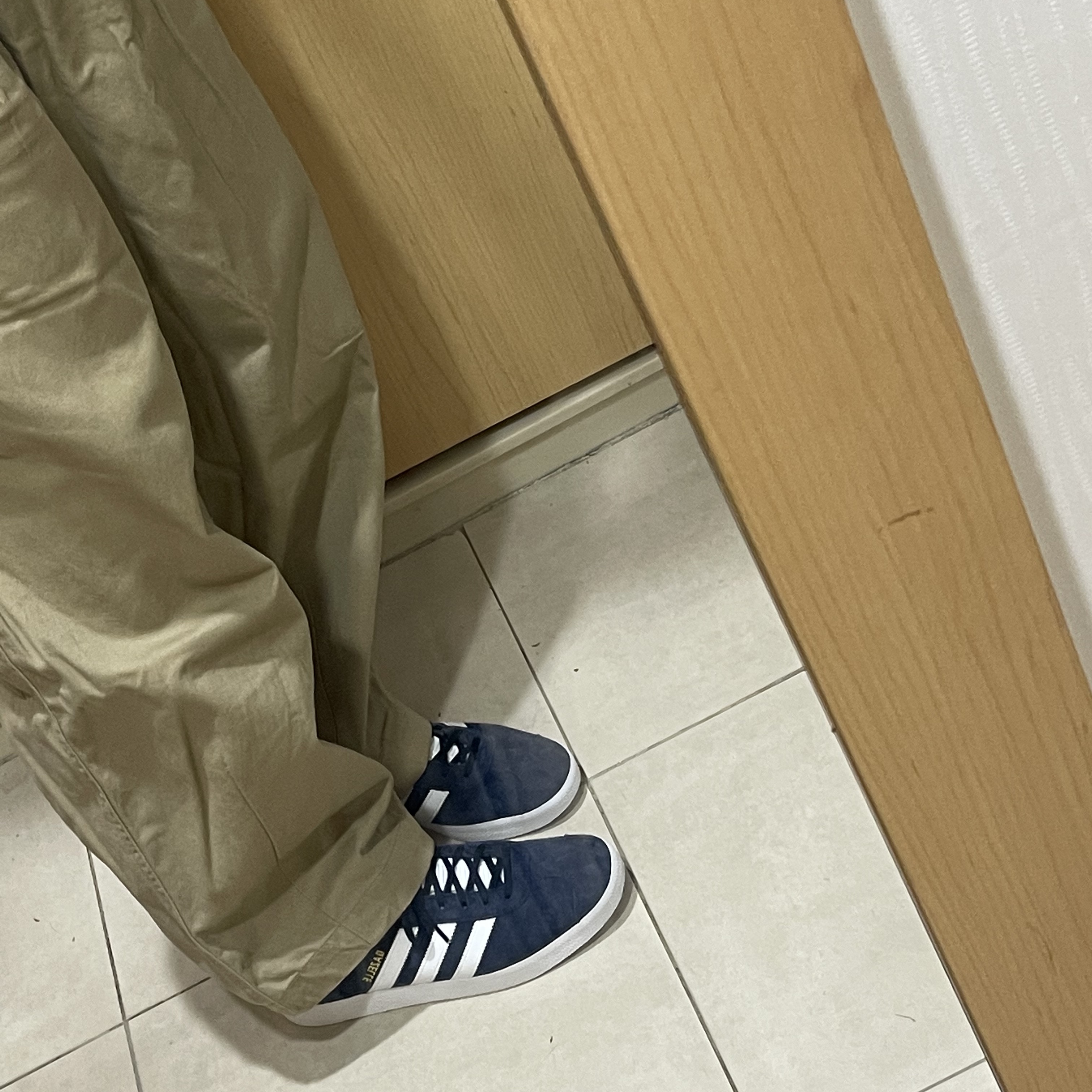 Adidas Gazelle Collegiate Navy 착용 스타일