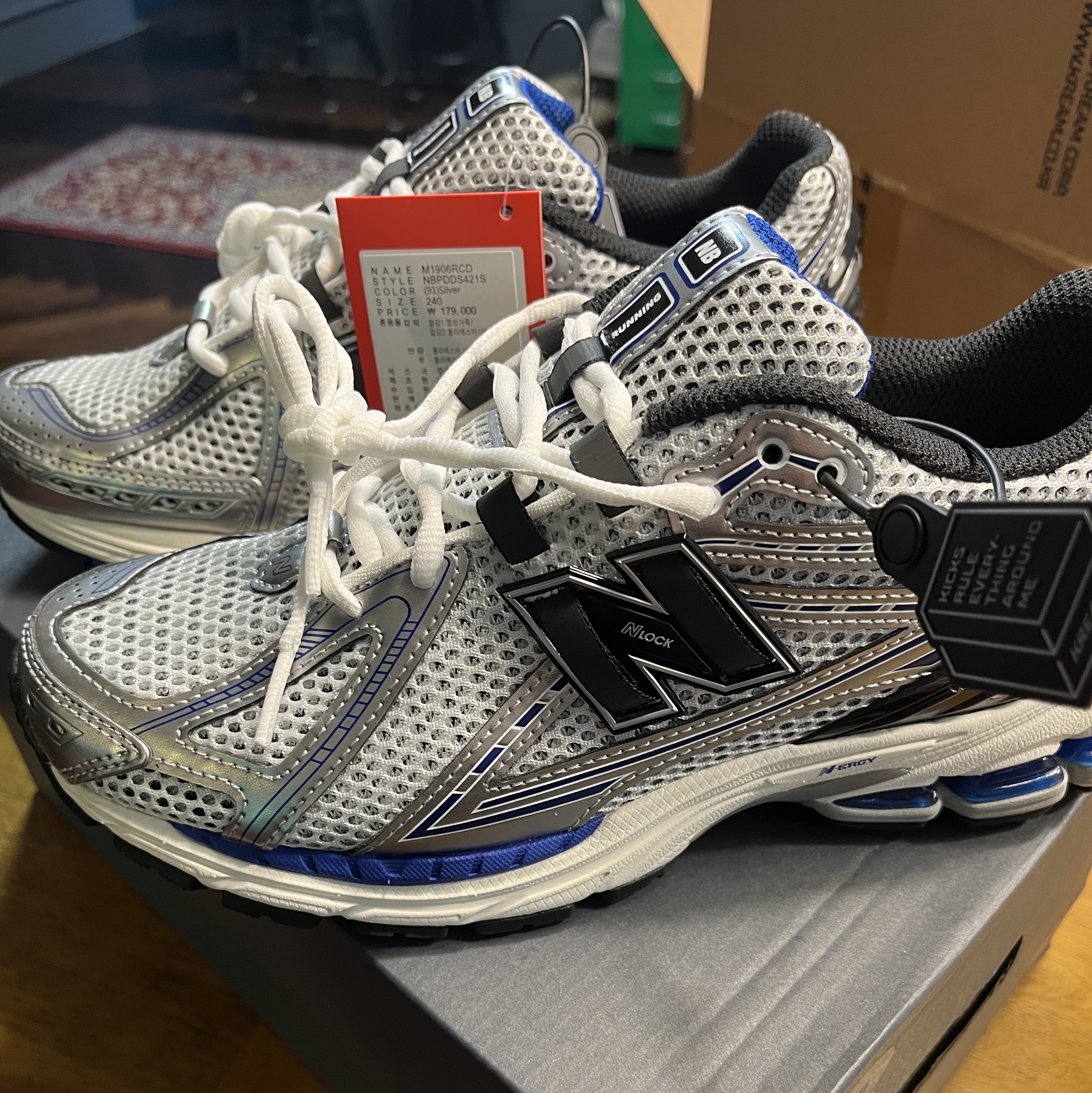 New Balance 1906R Silver Metallic 착용 스타일