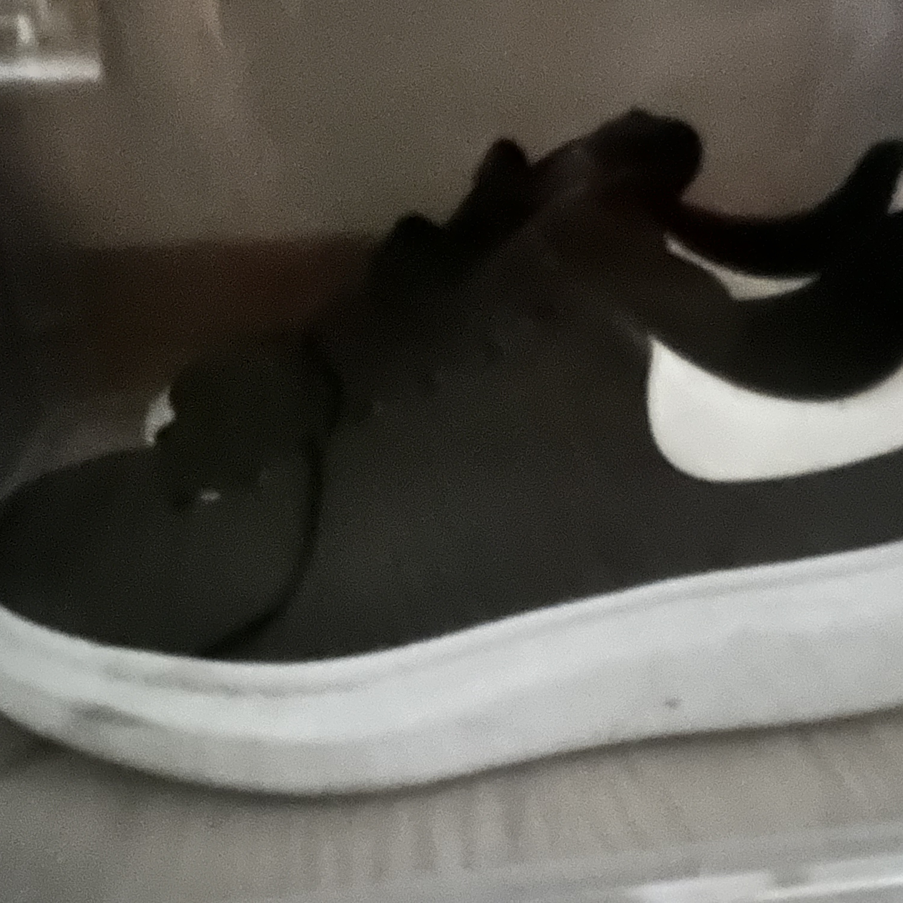 Alexander McQueen Oversized Sneakers Black White 착용 스타일