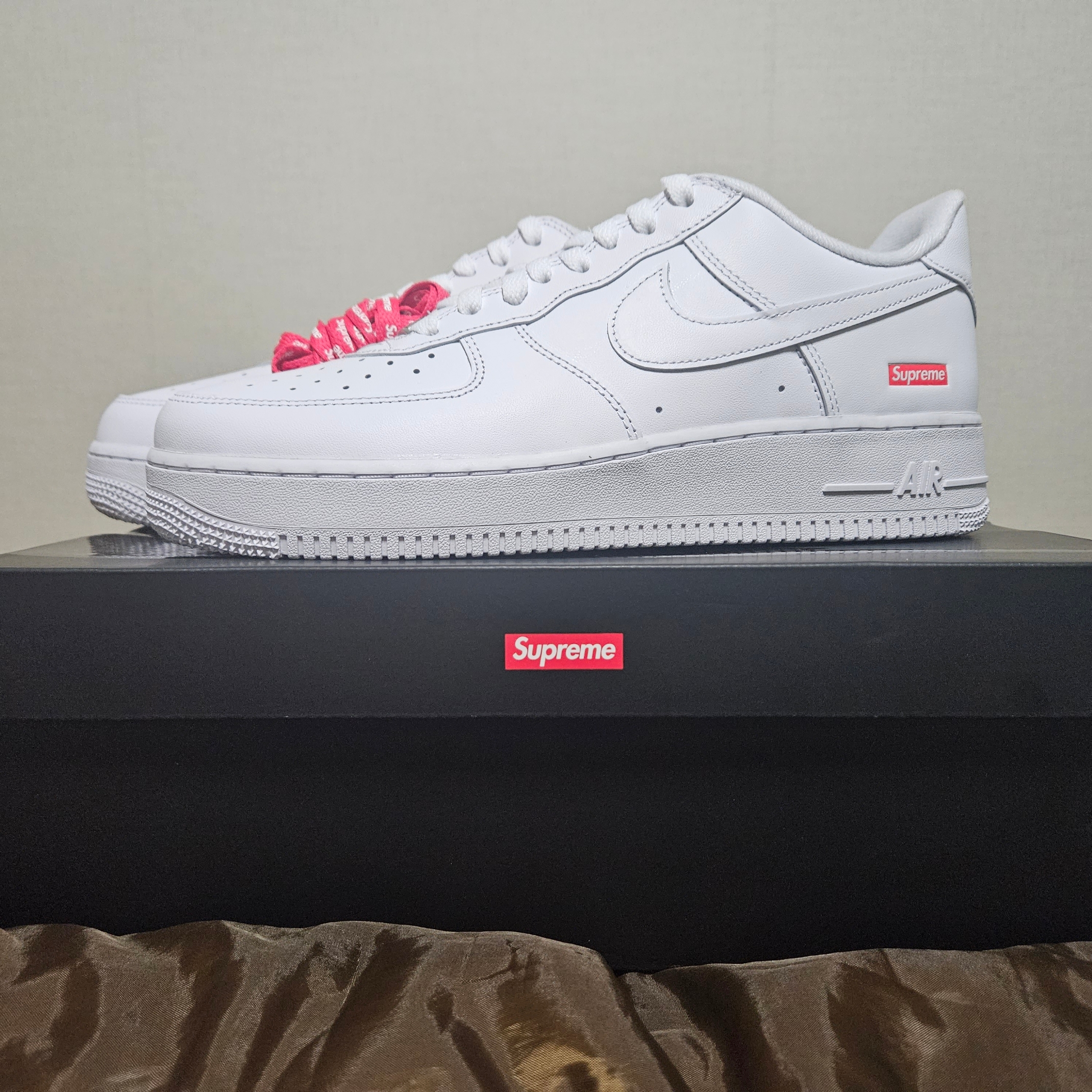 Nike x Supreme Air Force 1 Low White 착용 스타일 - 1
