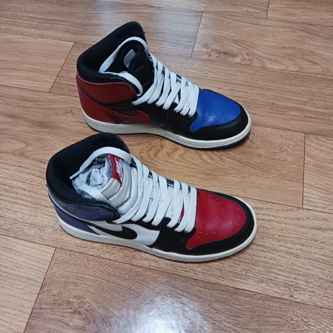 (GS) Jordan 1 Retro High OG Top 3, Crocs Classic Clog White 착용 스타일 - 1