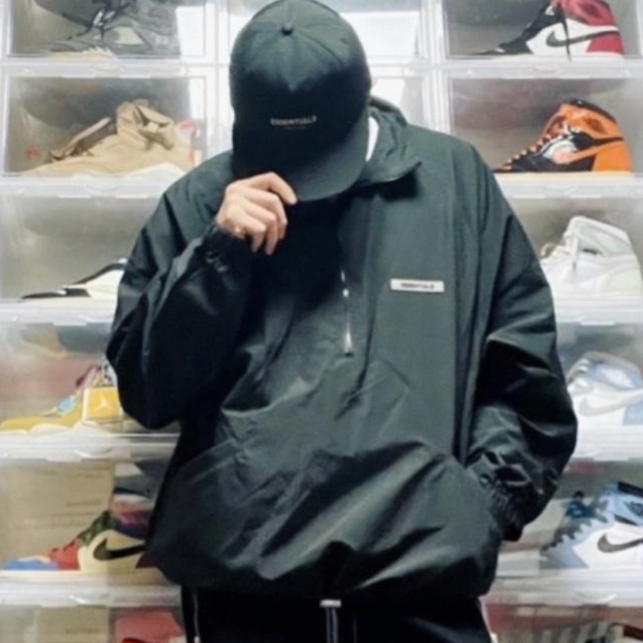 Essentials Track Jacket Black - 20FW, Essentials x New Era Retro Crown Strapback Black 착용 스타일