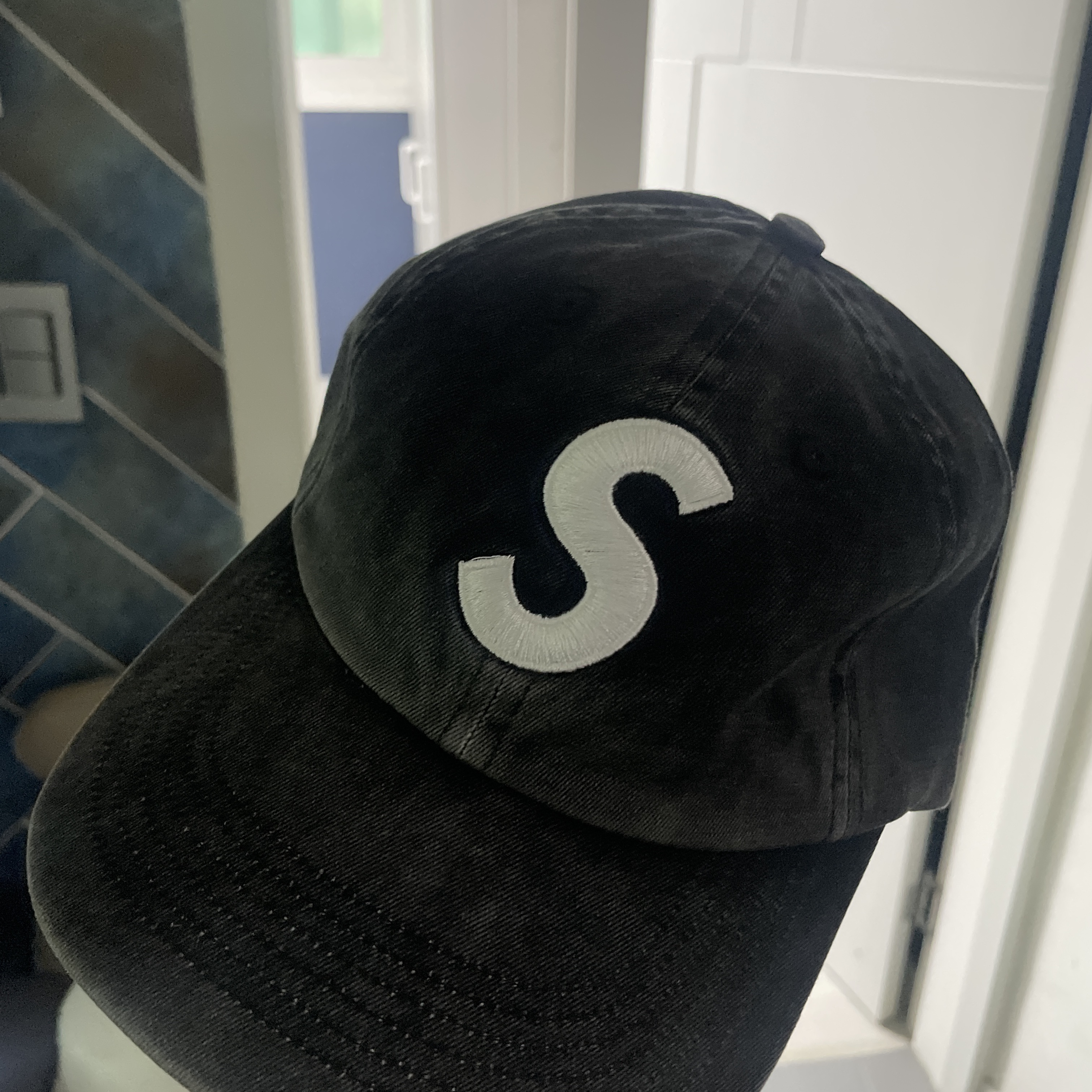Supreme Pigment Print S Logo 6-Panel Black - 23FW 착용 스타일