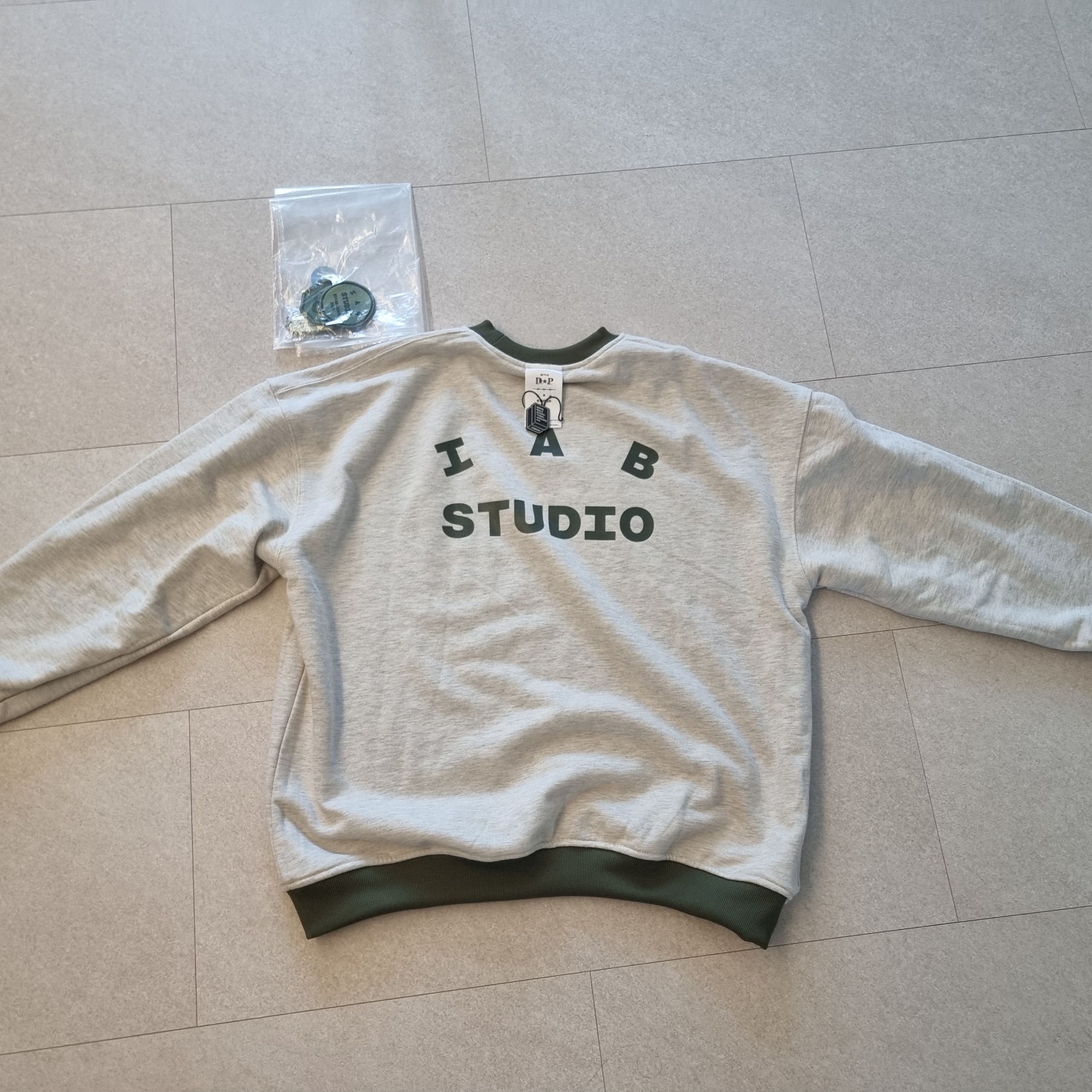 IAB Studio x D.P. Reversible Sweatshirt Oatmeal Ranger Green 착용 스타일 - 2