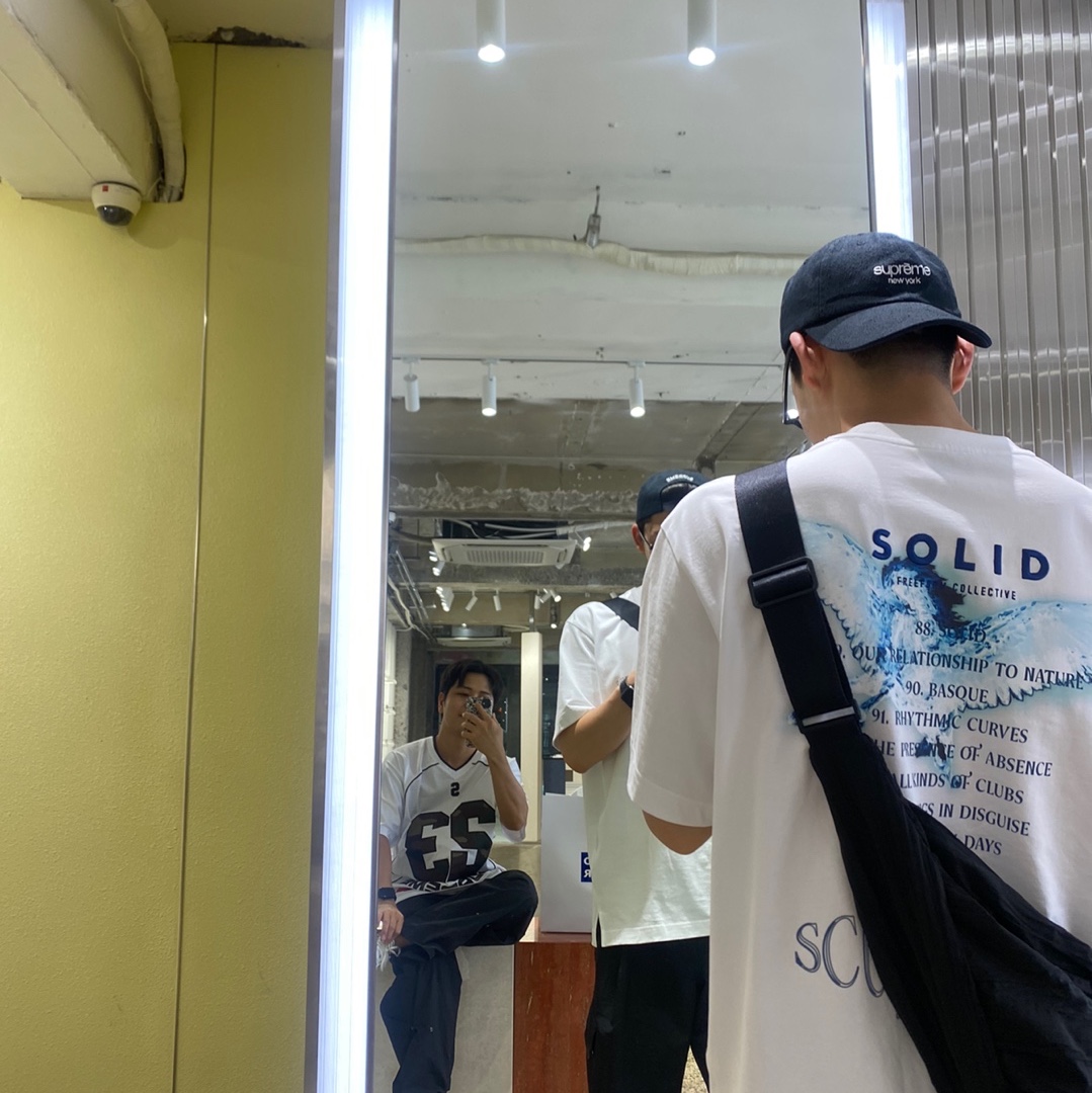 Solid Homme Pegasus Graphic T-Shirt White - 23SS, COS Smocked Crossbody Bag Black 착용 스타일