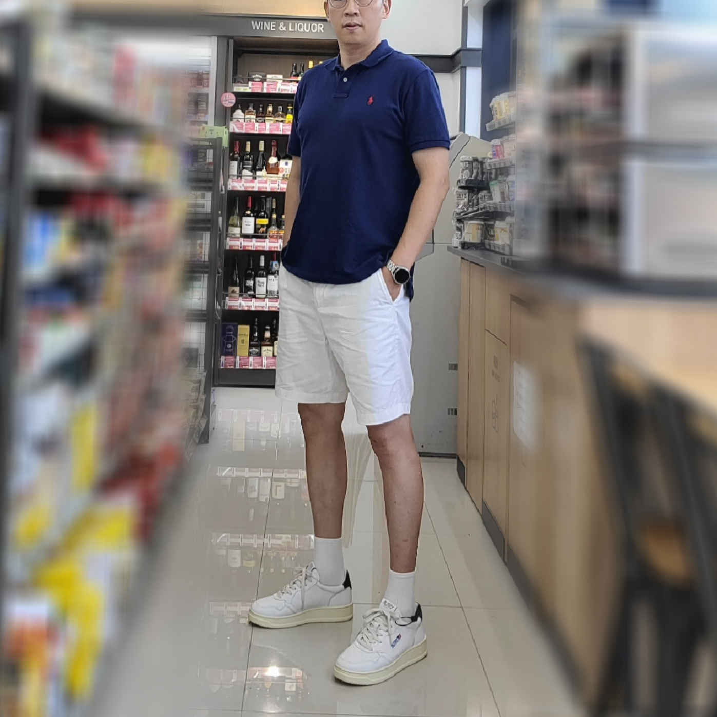 Autry Medalist Low Leather Sneakers White Blue 착용 스타일 - 2