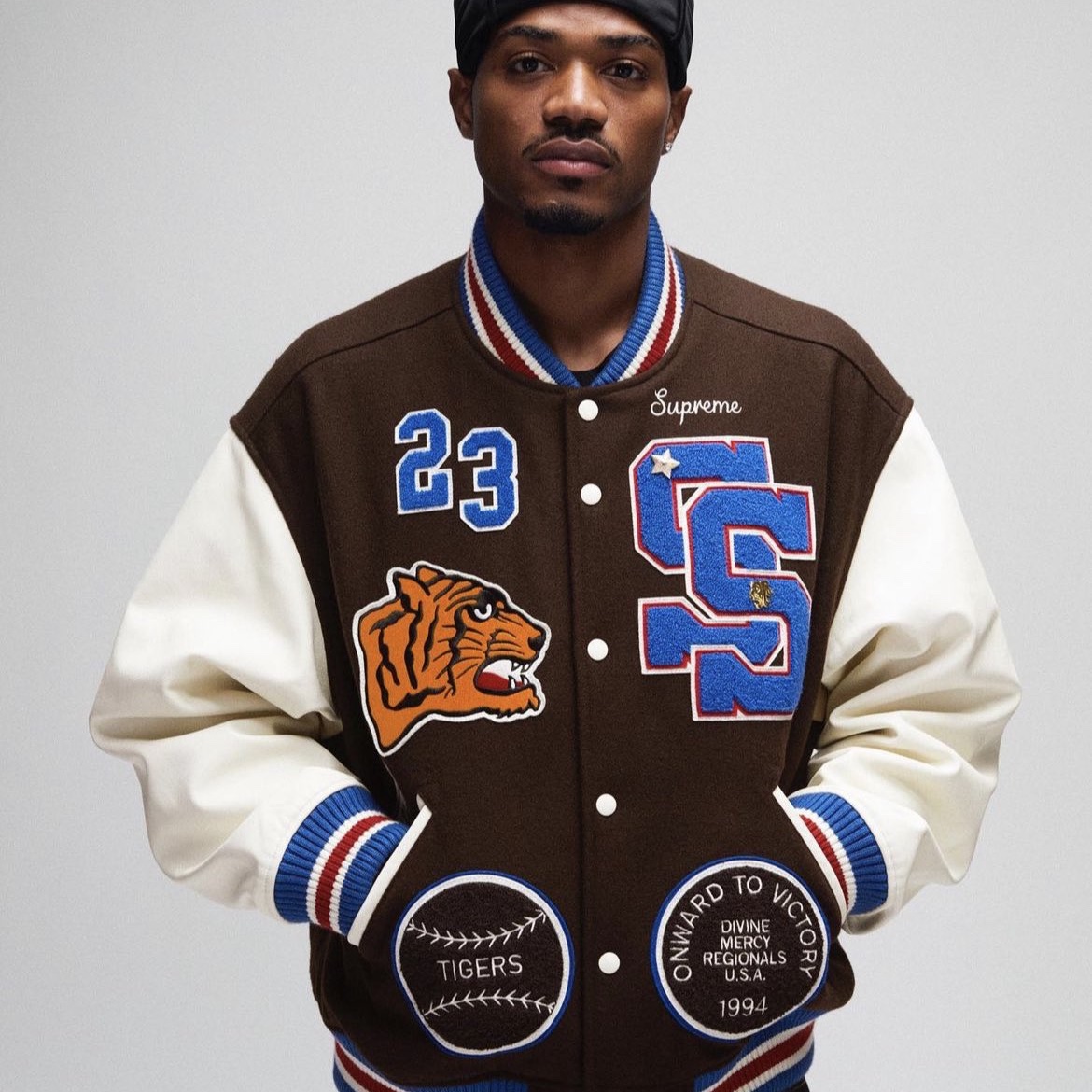 Supreme Tiger Varsity Jacket Brown - 23FW, Supreme Tiger Varsity Jacket Black - 23FW 착용 스타일 - 3