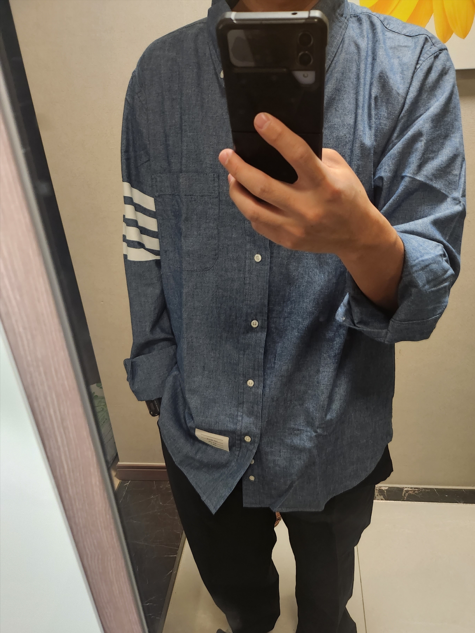 Thom Browne Chambray Printed 4-Bar Nametag Straight Fit Shirt Blue 착용 스타일 - 2