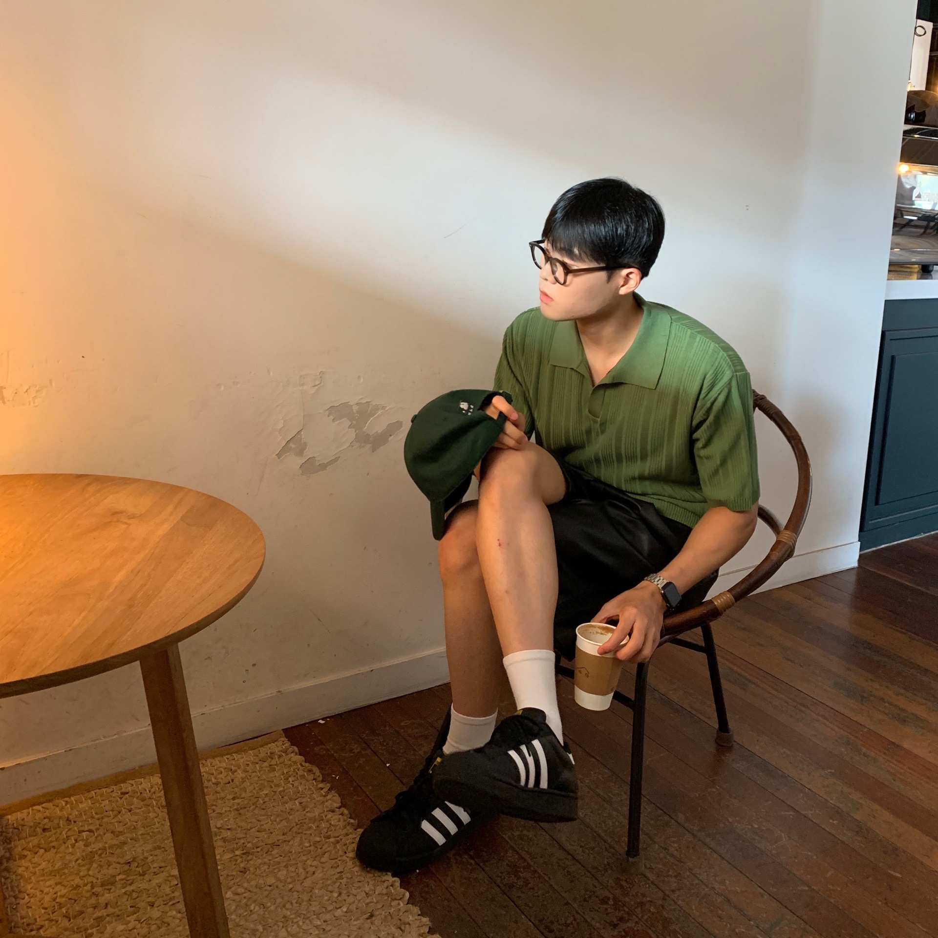 Adidas Superstar Core Black White 착용 스타일 - 1
