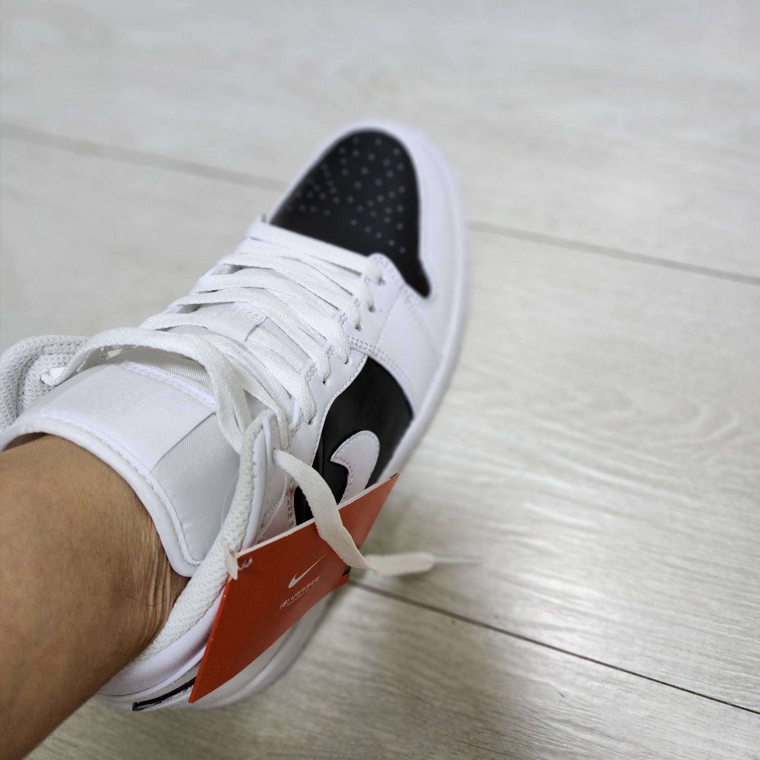 (W) Jordan 1 Low Panda, Jordan 1 Mid Triple White 2022 착용 스타일 - 3