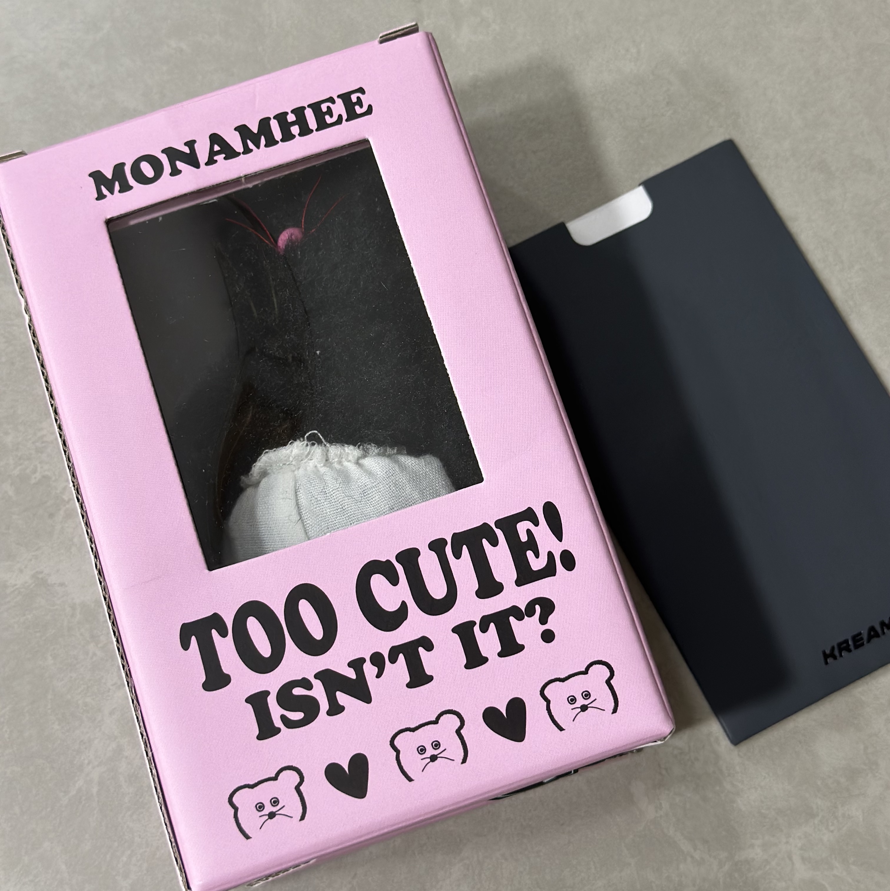 Monamhee Beulpingi Keyring with White Pants Black, Prada Re-Edition 2005 Re-Nylon Shoulder Bag Black 착용 스타일 - 2