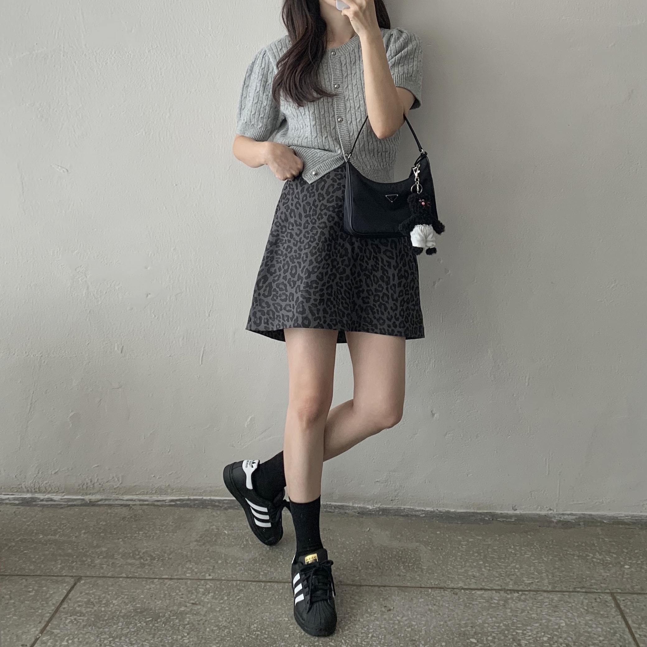 Prada Re-Edition 2000 Re-Nylon Mini Shoulder Bag Black, Monamhee Beulpingi Keyring with White Pants Black 착용 스타일 - 1