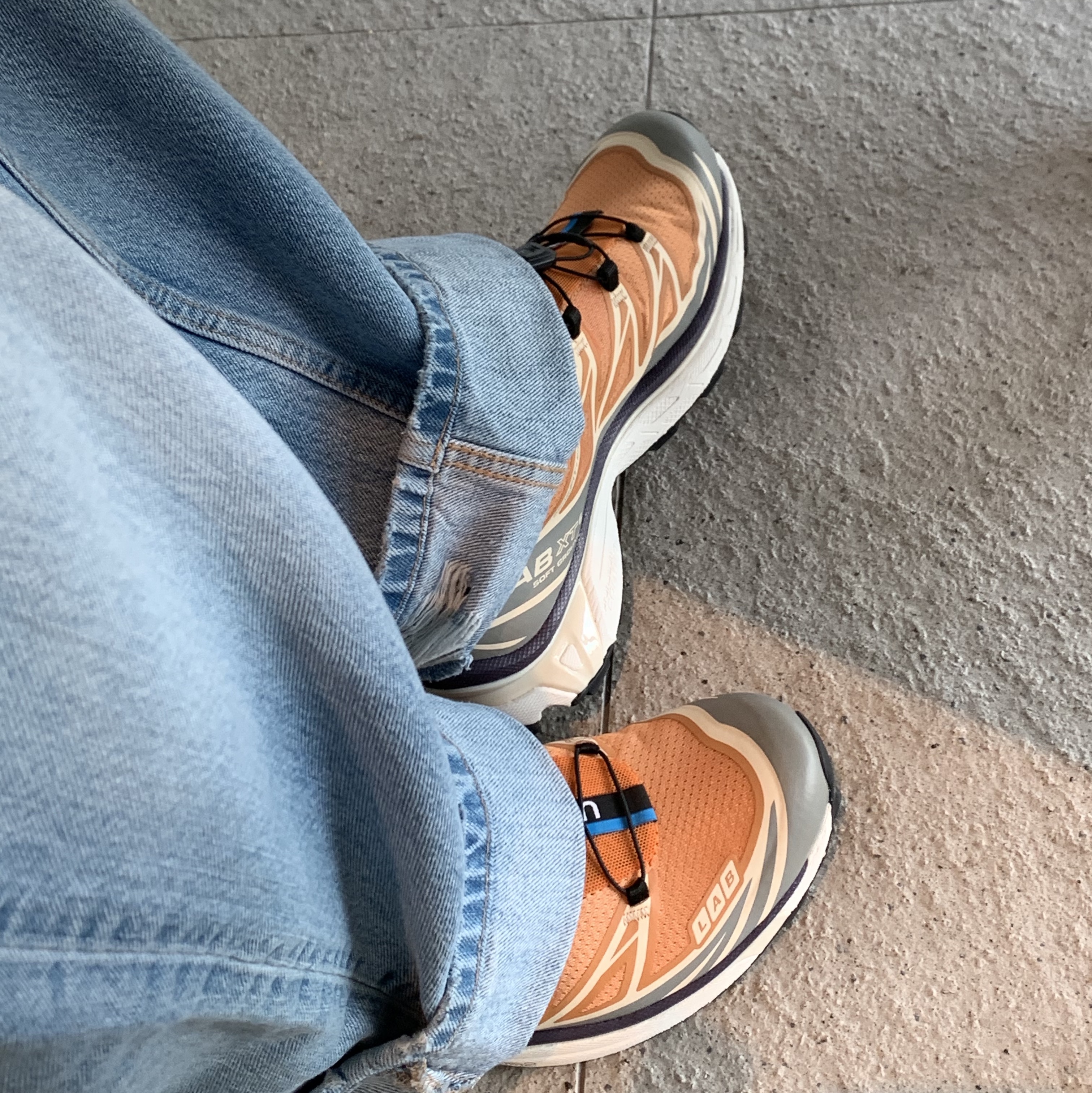 Salomon XT-6 Apricot Buff 착용 스타일 - 3