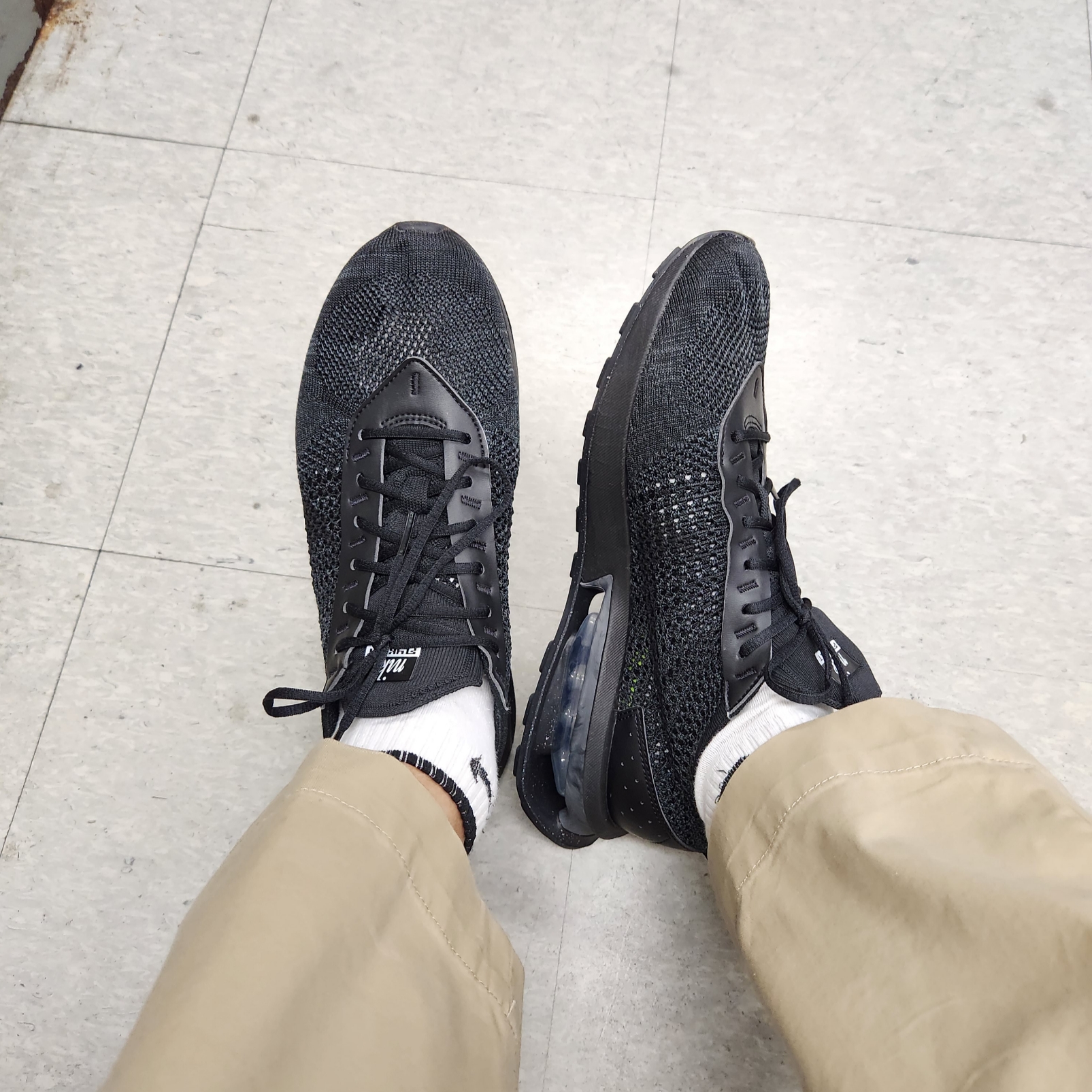 Nike Air Max Flyknit Racer Anthracite Black 착용 스타일