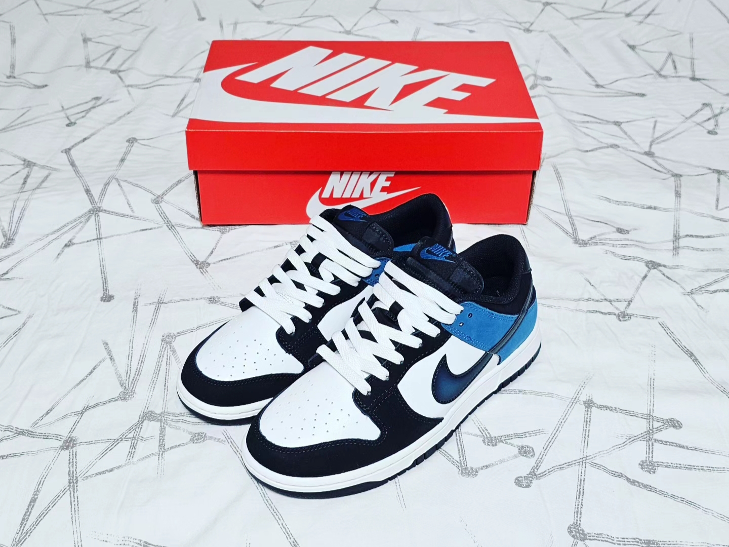 Nike Dunk Low Retro Summit White Industrial Blue 착용 스타일 - 1