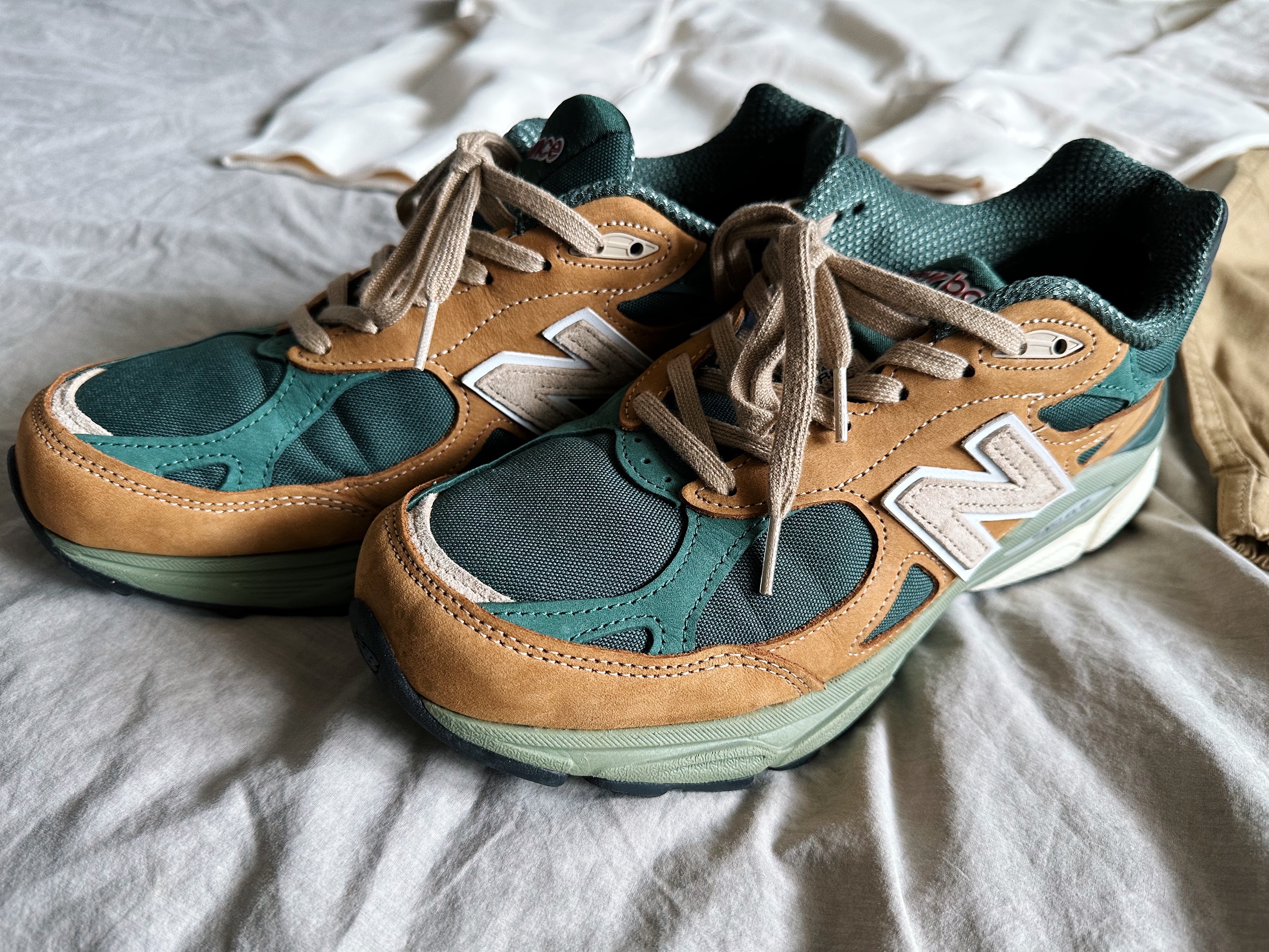 New Balance 990v3 Made in USA Tan Green 착용 스타일